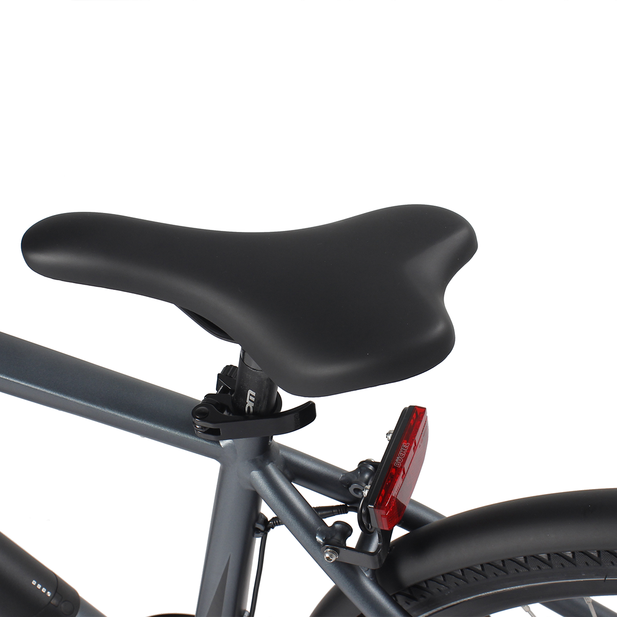 Zbliżenie siodełka rowerowego, czerwonego światła tylnego i ramy tylnej.