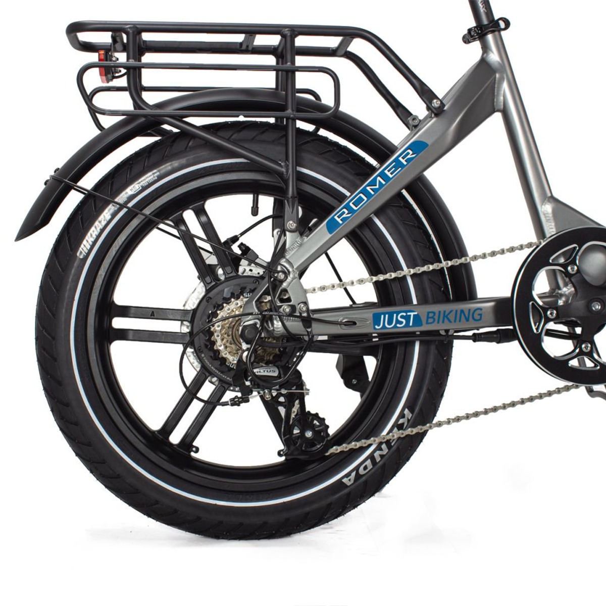 Tylne koło szarego roweru z czarną oponą, łańcuchem i czarnym bagażnikiem.