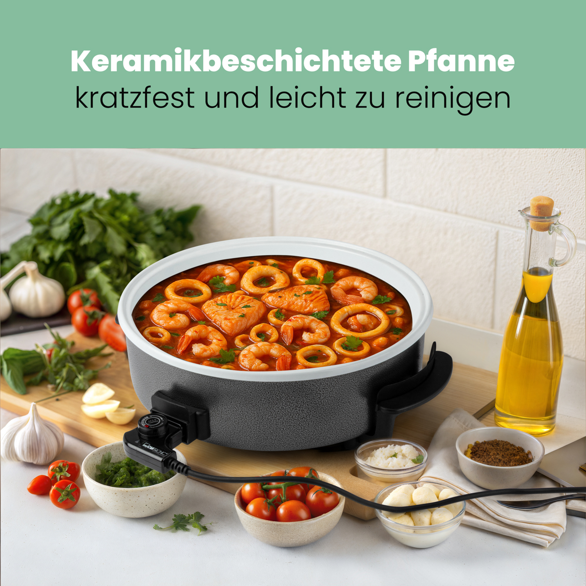 Patelnia z jedzeniem, otoczona składnikami takimi jak pomidory i czosnek.