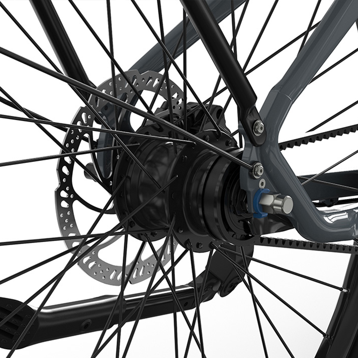 Zbliżenie koła roweru, pokazujące szprychy, hamulec tarczowy i ramę.