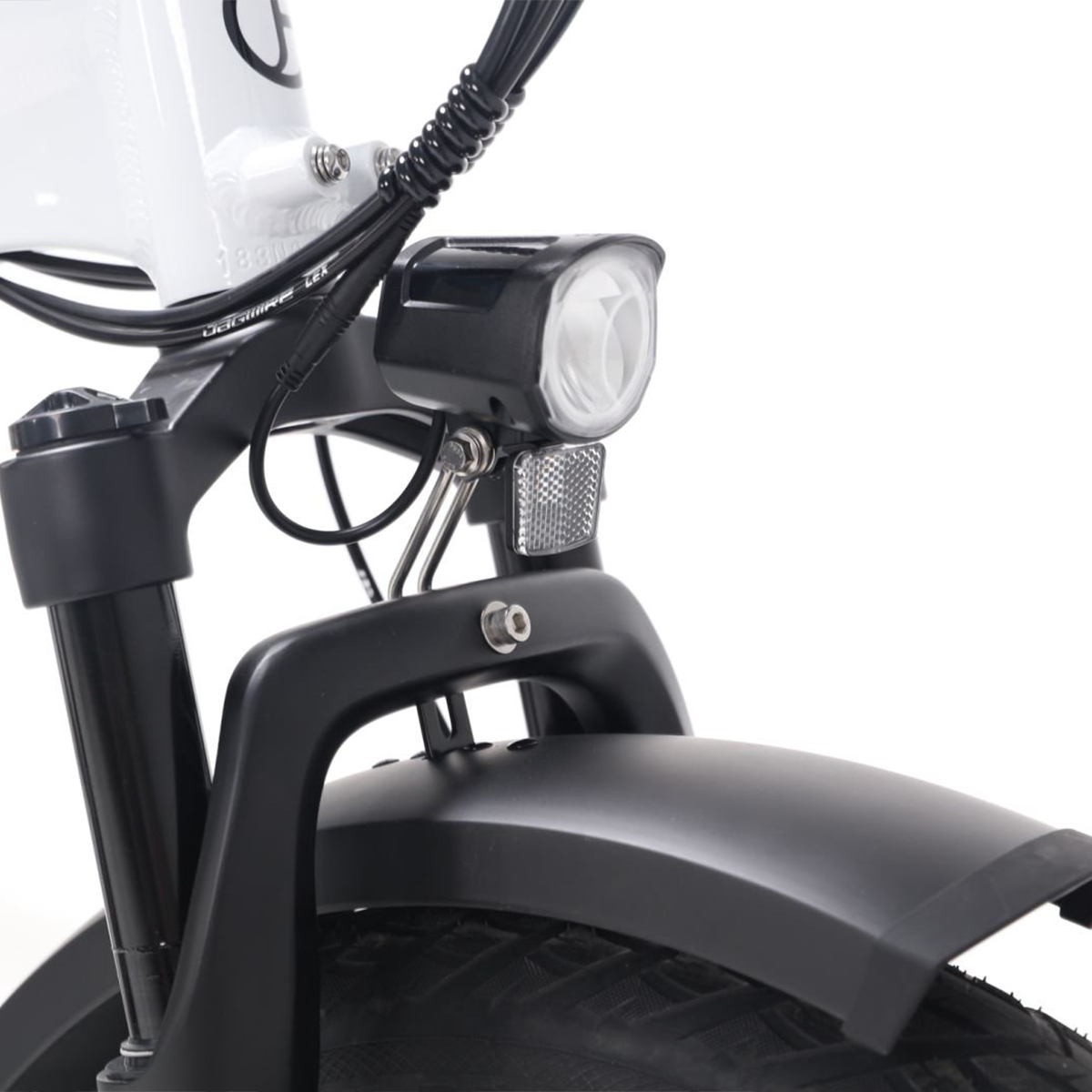 Zbliżenie białego reflektora rowerowego. Widoczny jest również czarny błotnik i przewody.