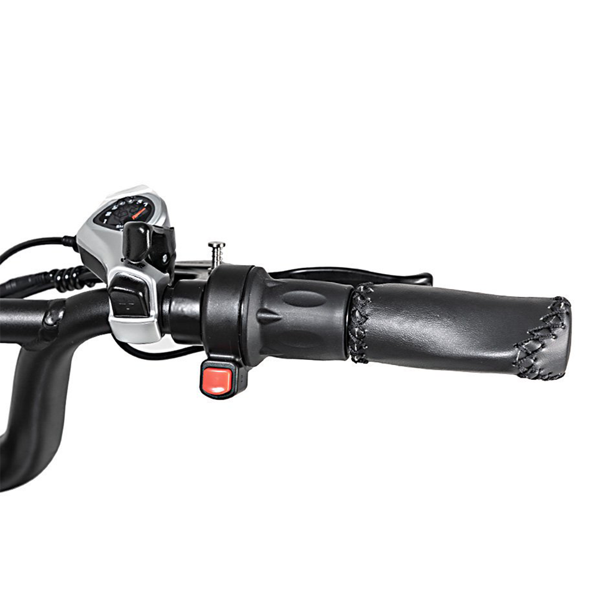 Zbliżenie kierownicy roweru elektrycznego. Zawiera elementy sterujące, światła i skórzane uchwyty.