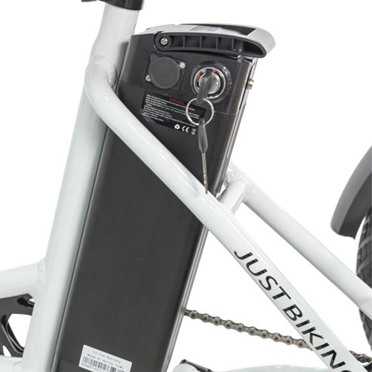 Biała rama roweru z akumulatorem i zamkiem na klucz. Marka to JUST BIKING.