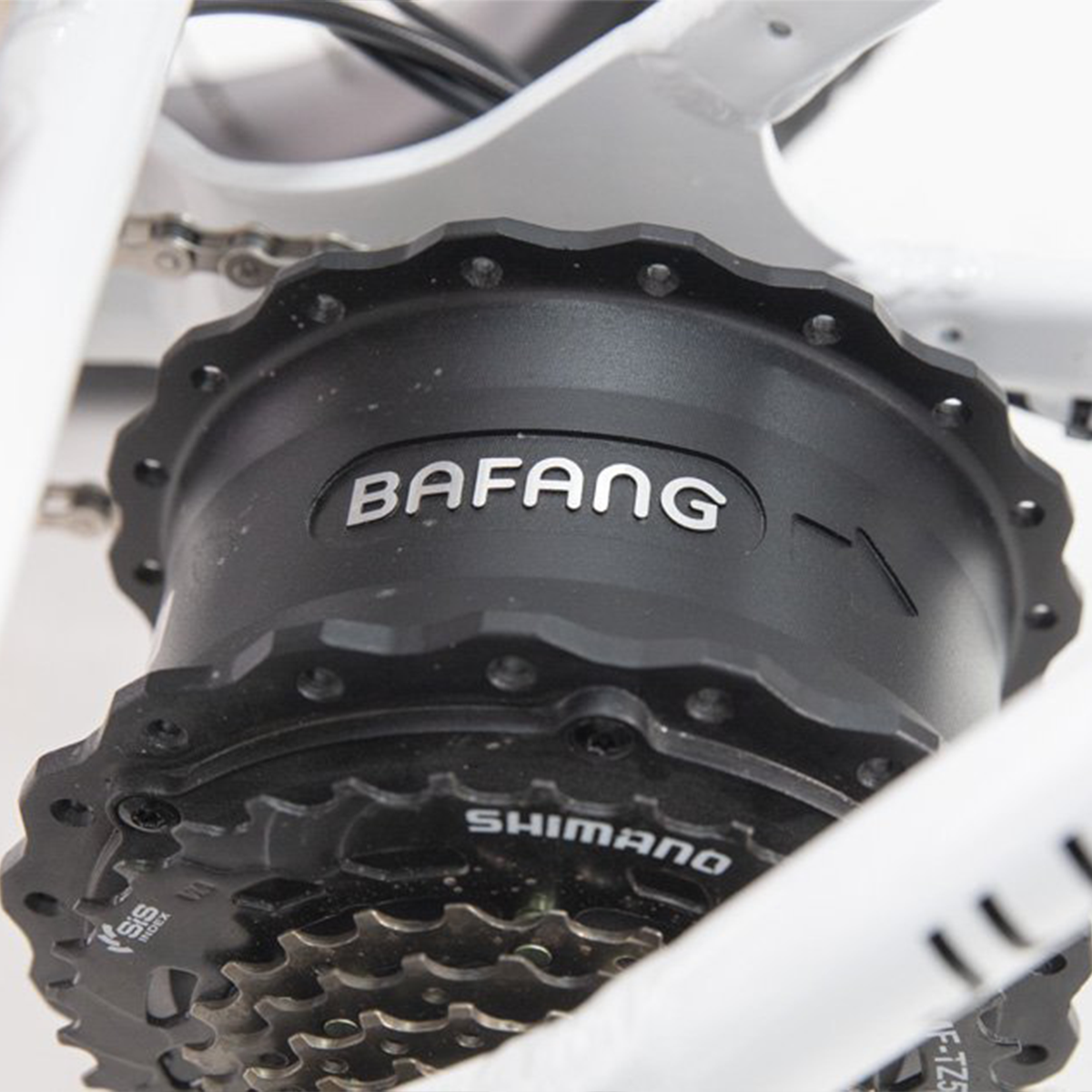 Zbliżenie czarnego silnika BAFANG z komponentami SHIMANO.