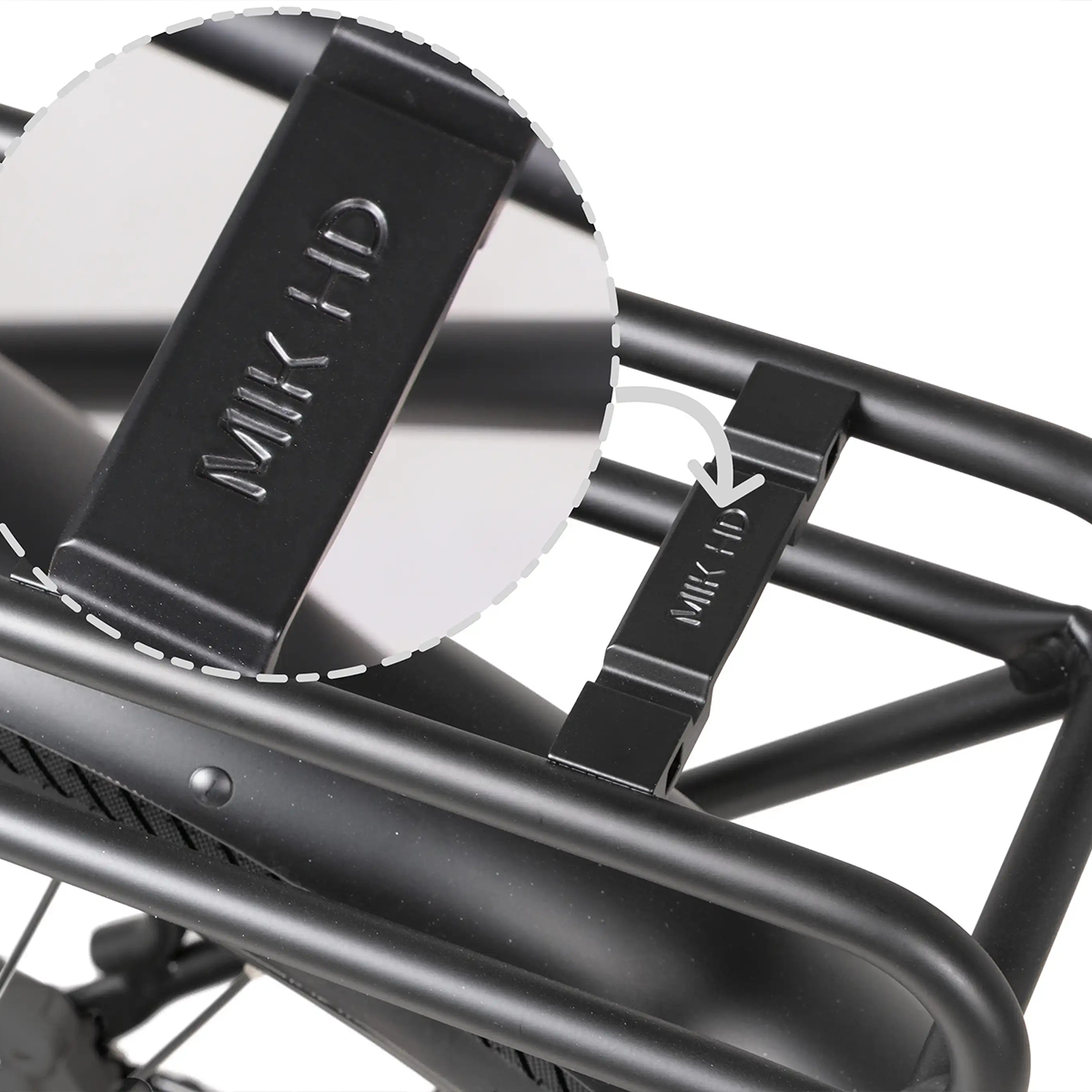 Zbliżenie czarnego bagażnika rowerowego z klipsami MIK HD. Szczegółowy widok pokazuje grawerowany tekst.