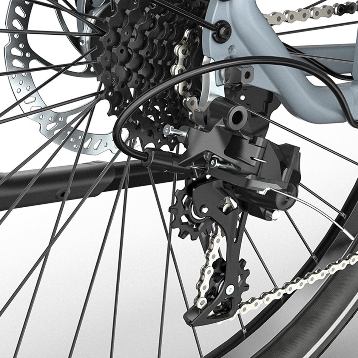 Tylne koło szarego roweru elektrycznego z czarną przerzutką i łańcuchem. Opona jest czarna.