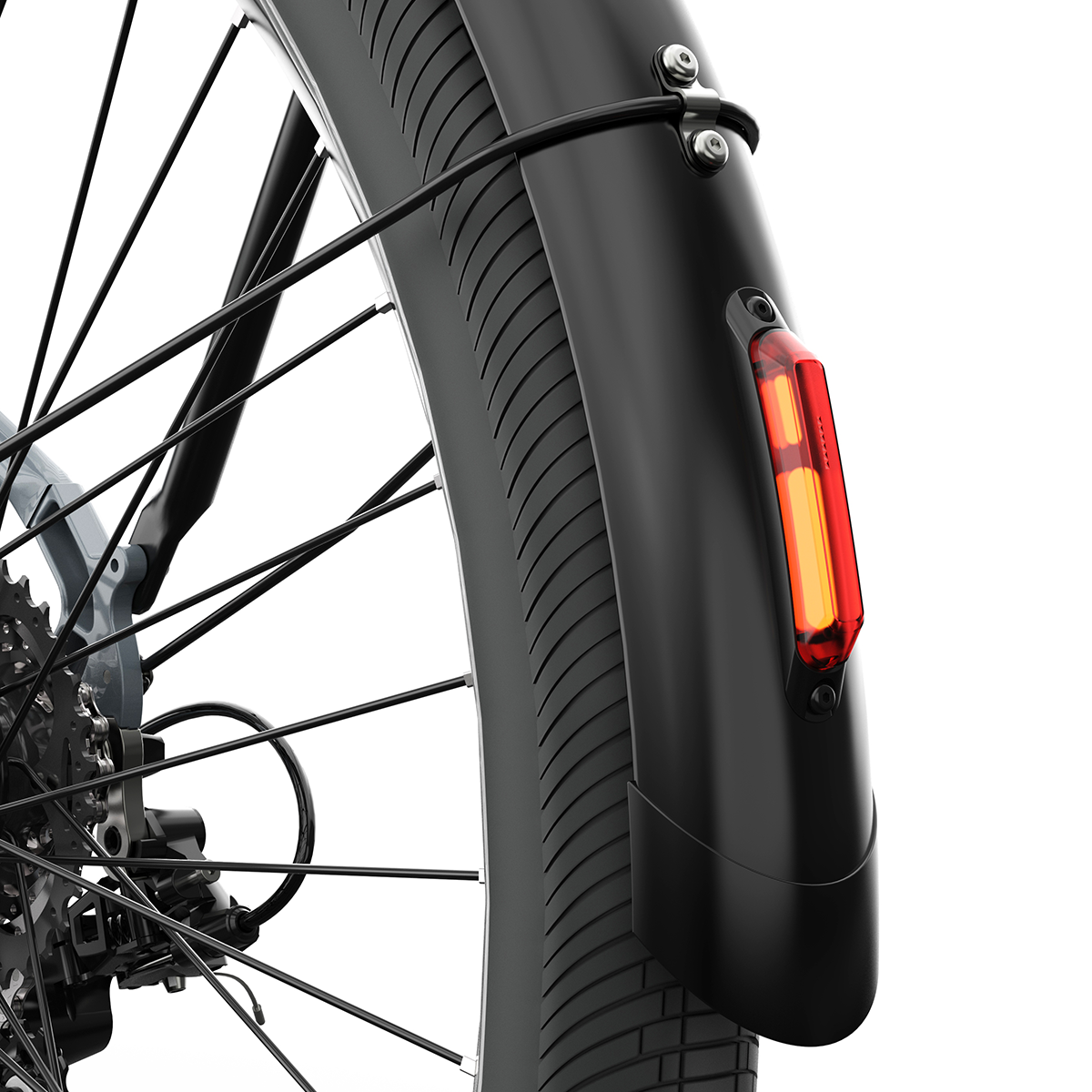 Czarne koło rowerowe z czerwonym odblaskiem i tylnym błotnikiem. Koło ukazuje szprychy i detale opony.