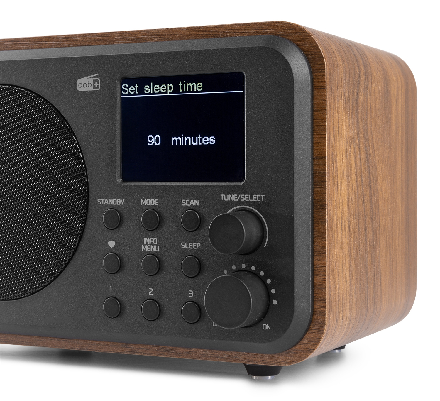 Primer plano de una radio de madera con una pantalla que muestra 'Set sleep time: 90 minutes'. Son visibles botones y una perilla.