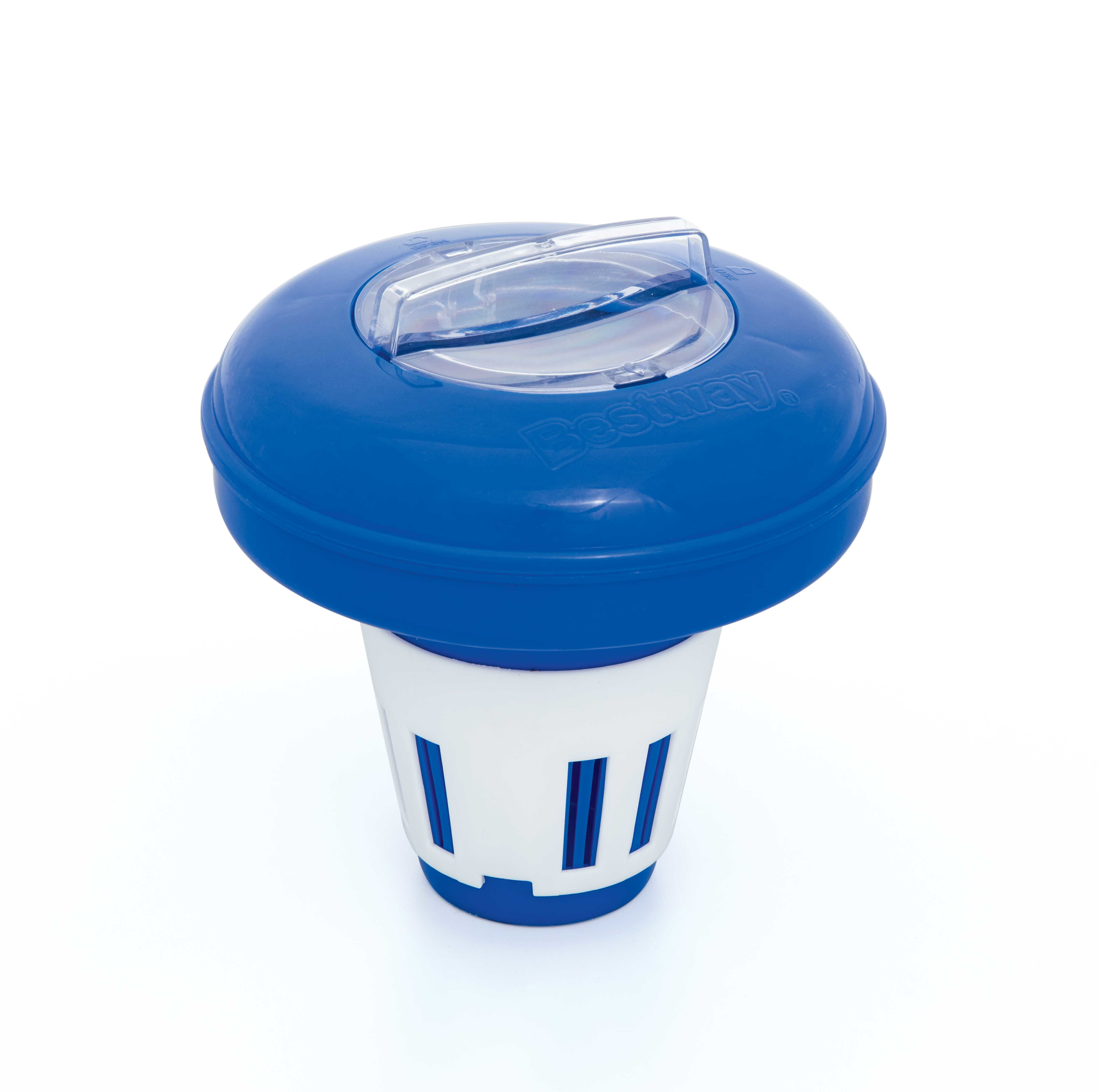 Distributeur de produits chimiques pour piscine bleu avec couvercle transparent et fond blanc avec fentes verticales. La marque Bestway est visible.