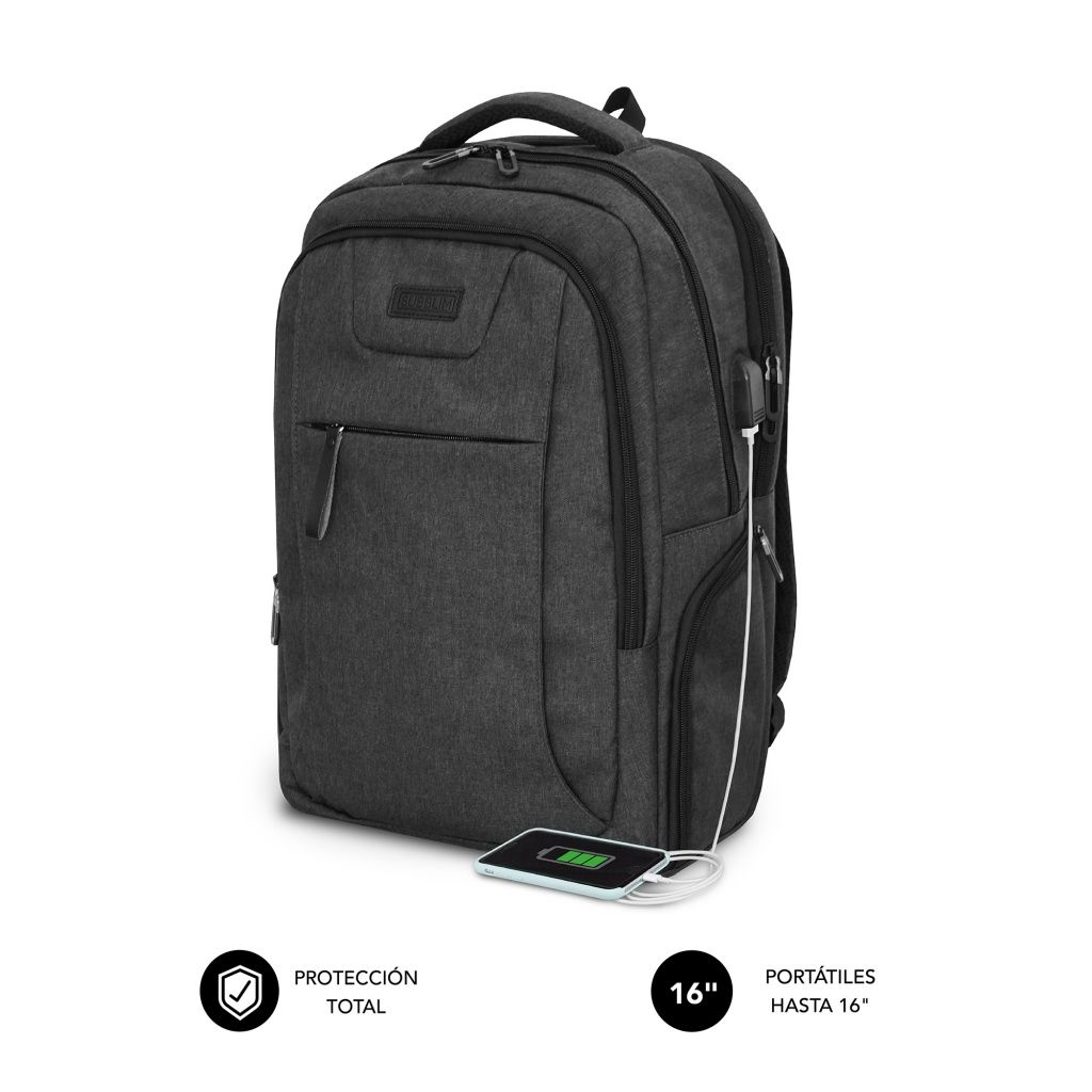 Mochila negra cargando un teléfono. Tiene un logo, bolsillo frontal y la palabra 'PORTÁTILES'.