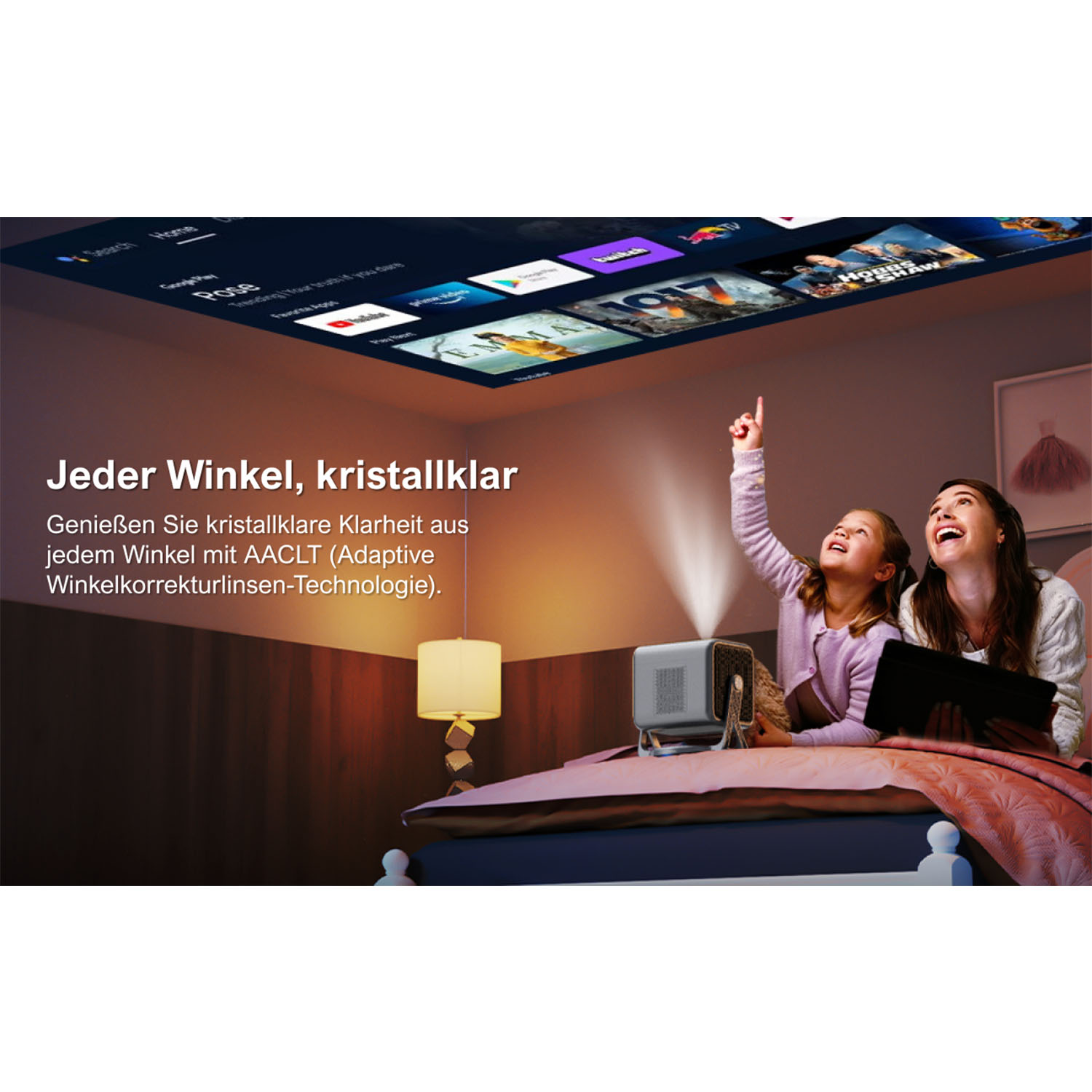 Eine Mutter und ein Kind betrachten eine Projektion an der Decke. Der Projektor steht auf dem Boden.