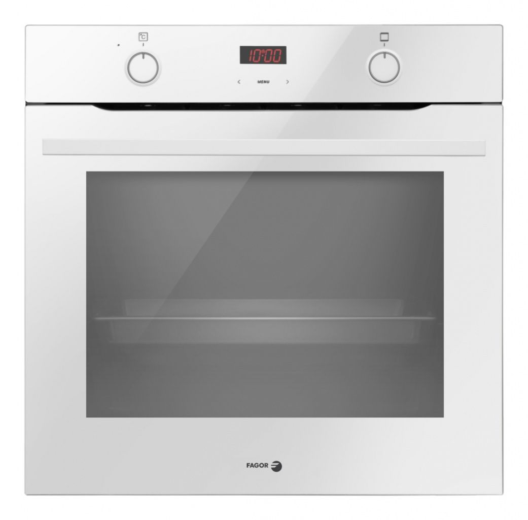 Horno Fagor blanco. Pantalla digital con hora. Puerta de vidrio con bandeja. Fondo blanco.