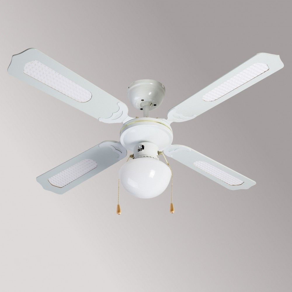 Ventilatore a soffitto con quattro pale, una luce e elementi decorativi.