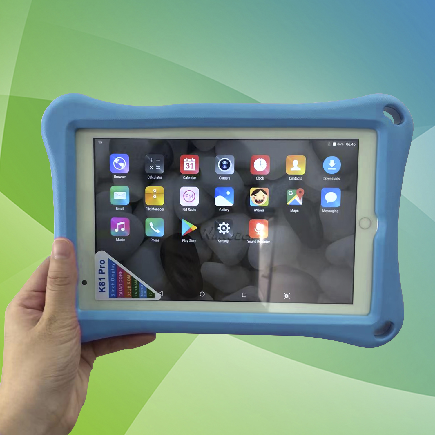 Tablet in una custodia blu. Lo schermo mostra le icone delle app. Mano che lo tiene.