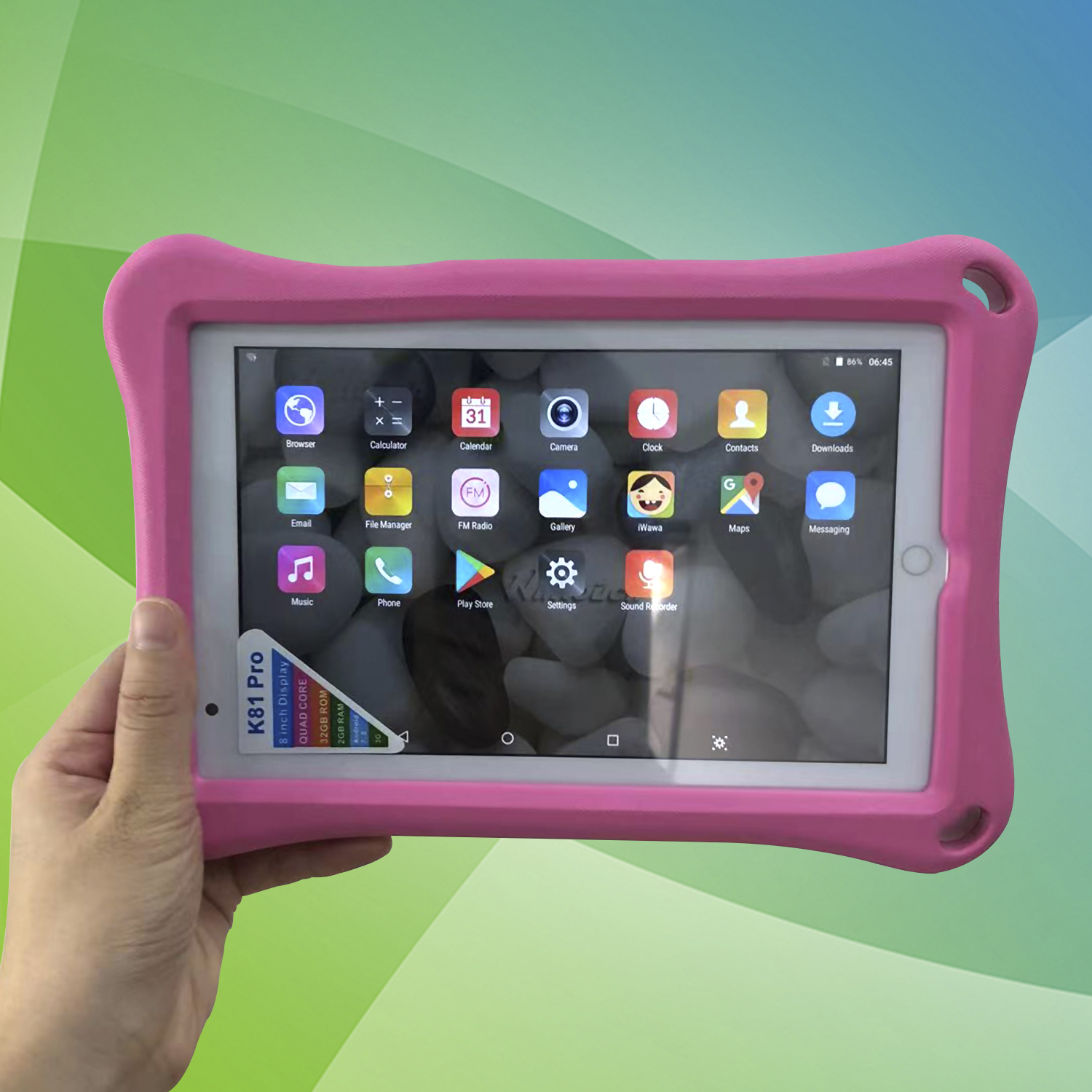 Hand hält ein rosa Tablet, das App-Symbole vor einem Farbverlaufshintergrund anzeigt.