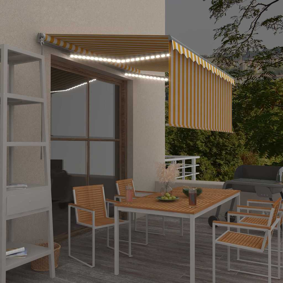 Szene im Freien mit Terrassenmöbeln, gelb gestreifter Markise und Lichterketten bei Nacht.