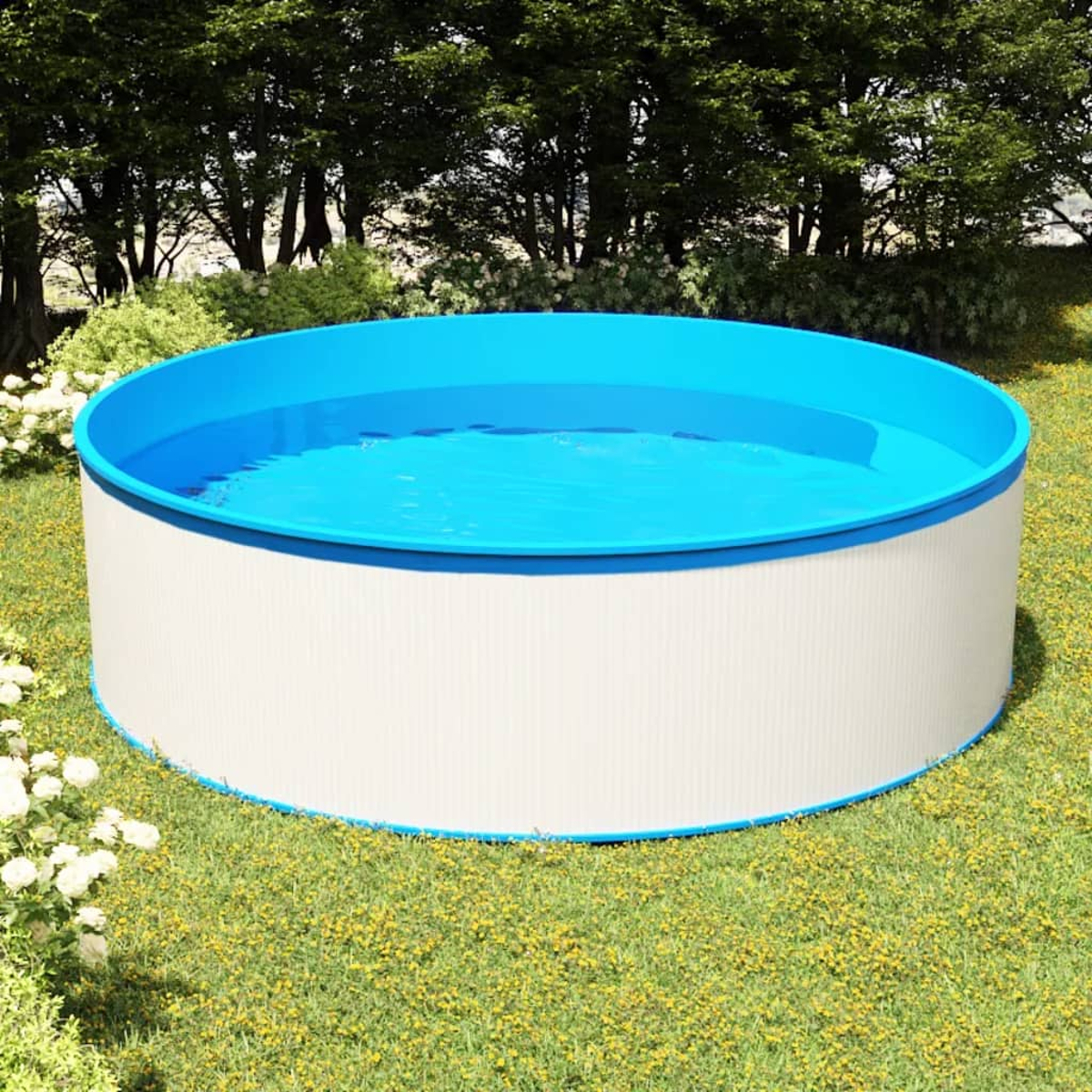 Runder oberirdischer Swimmingpool mit blauem Wasser. Grüner Rasen, Bäume im Hintergrund.