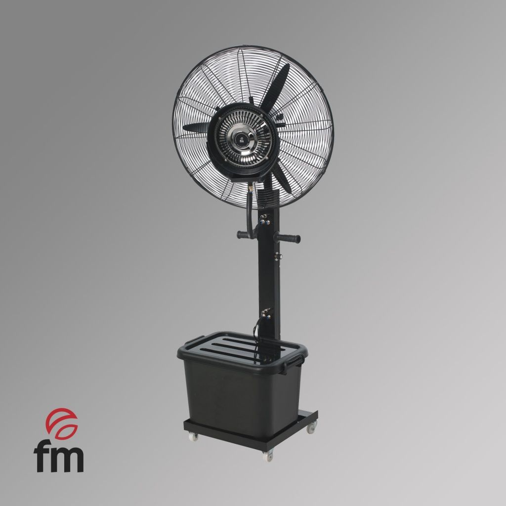 Un ventilador de nebulización alto y negro sobre ruedas, con un gran cabezal de ventilador y una base de depósito de agua.