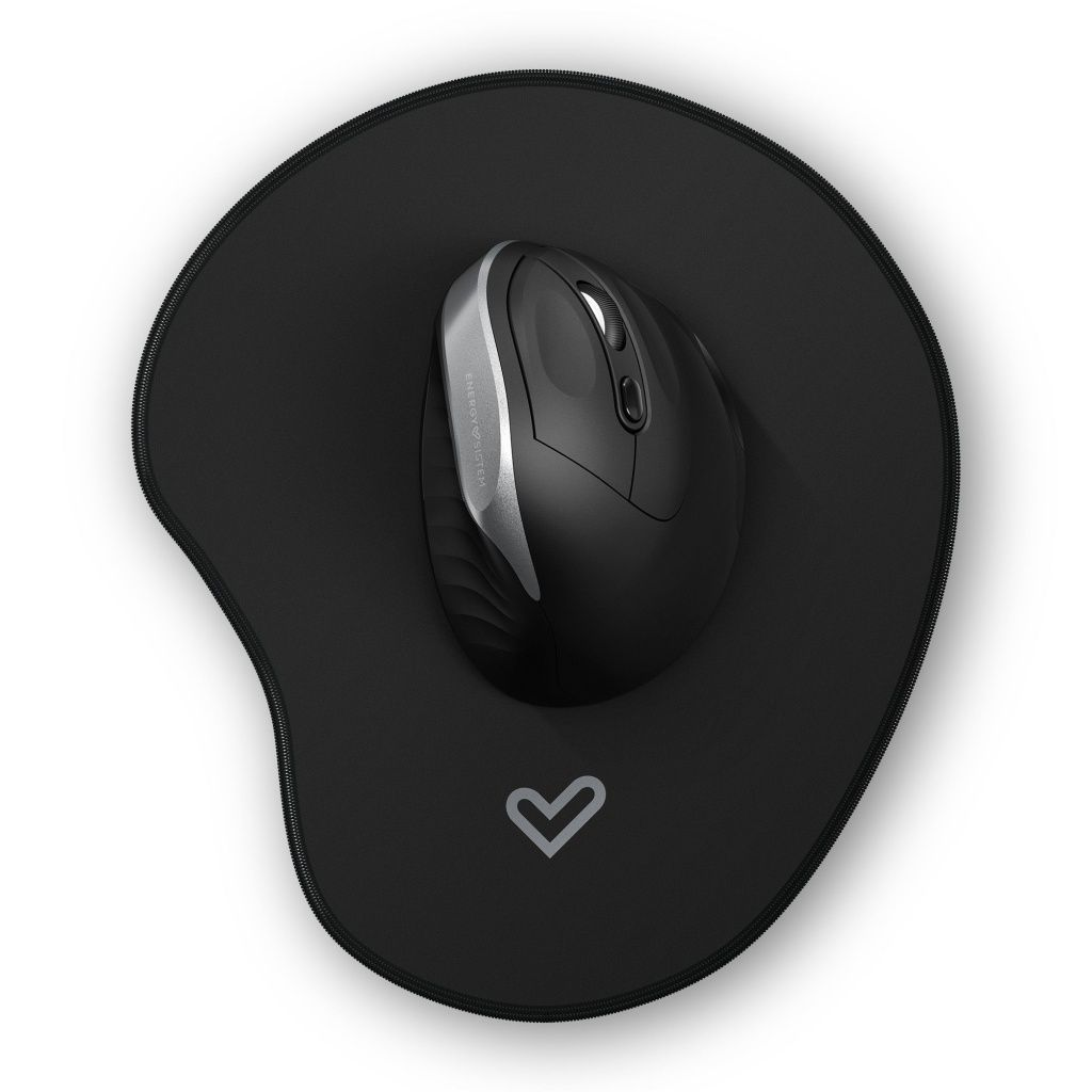 Zwarte ergonomische muis op een zwarte muismat met een hartsymbool rechtsonder.