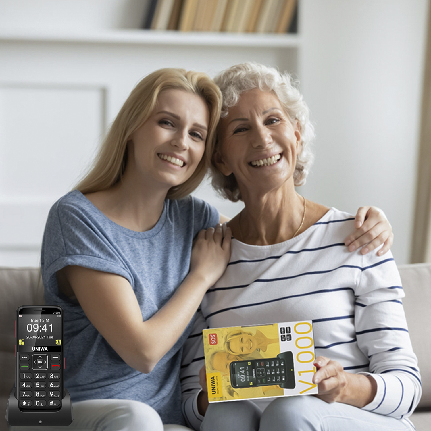 Dos mujeres sonriendo, una joven y otra mayor, sosteniendo un teléfono y su caja.