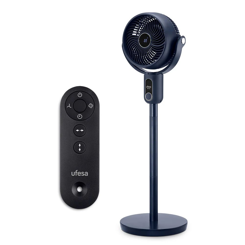Un ventilador de pedestal azul oscuro y un control remoto sobre un fondo blanco.
