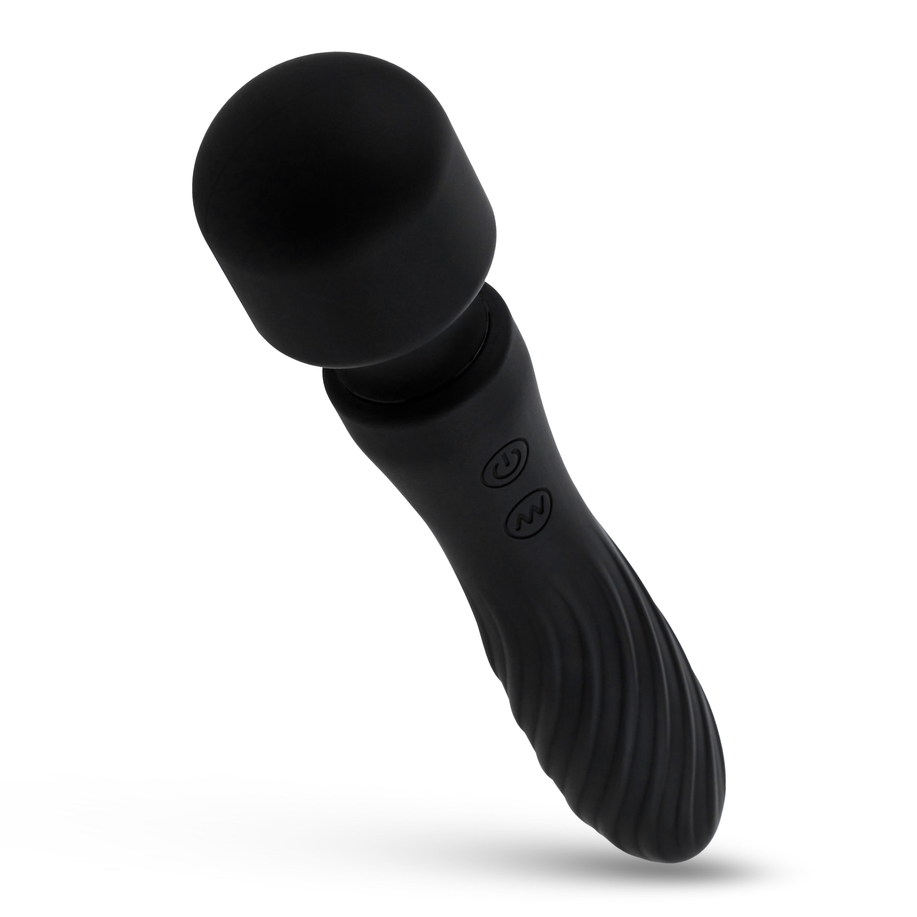 Vibrador de varita negro con un mango texturizado. La varita está inclinada sobre un fondo blanco.