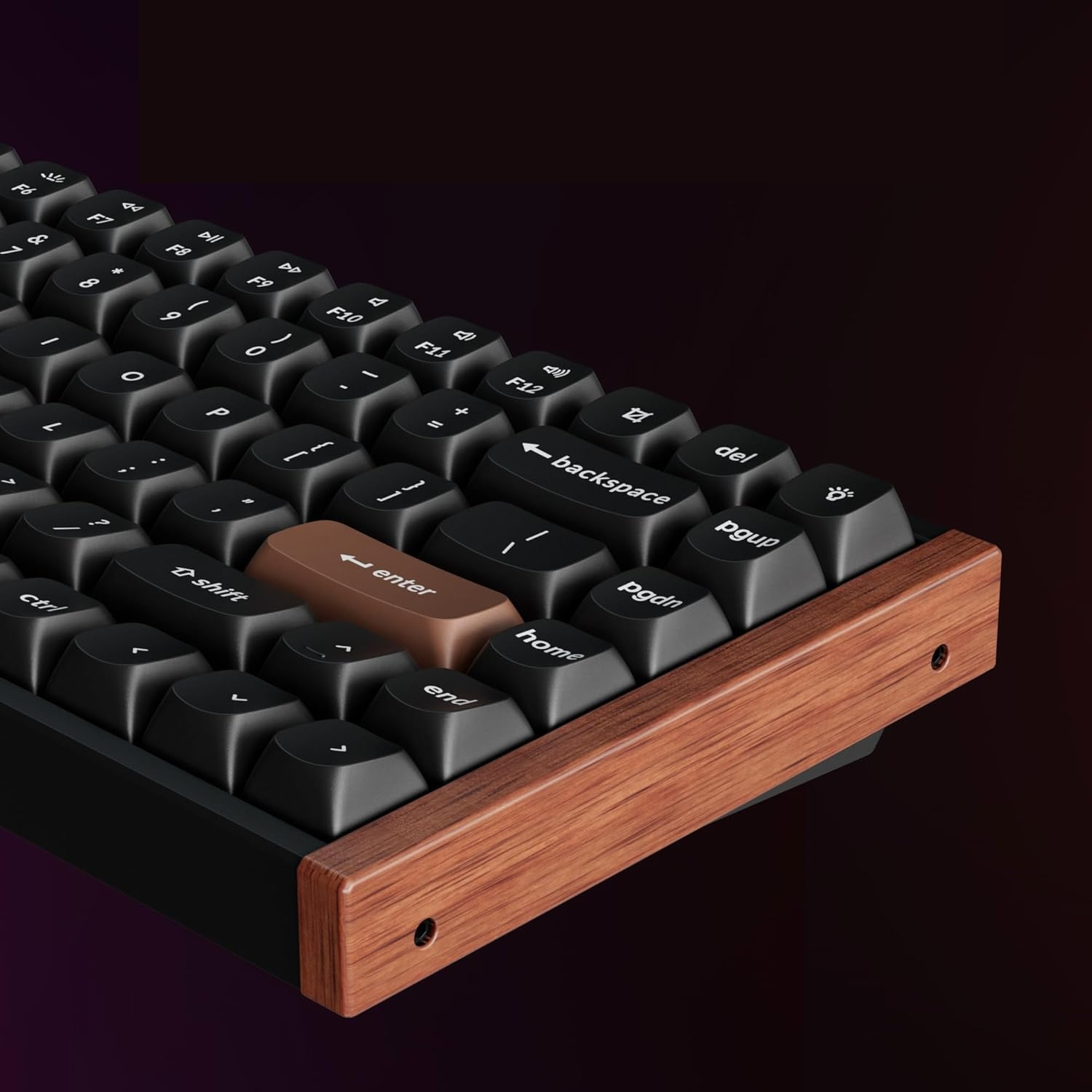 Zbliżenie czarnej klawiatury mechanicznej z drewnianymi akcentami. Klawisz Enter jest brązowy.