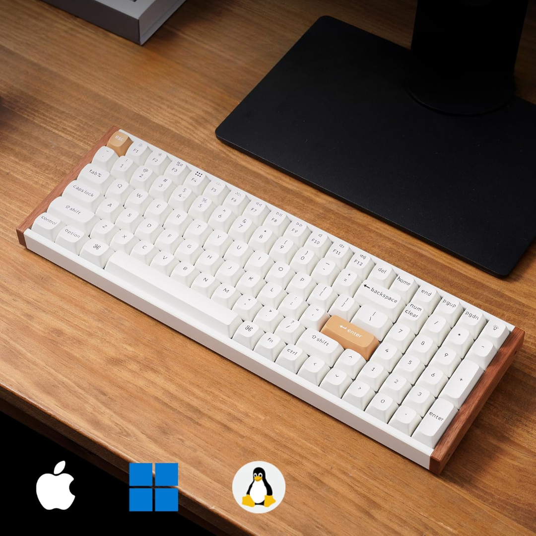 Biała klawiatura z drewnianymi krawędziami na drewnianej powierzchni. Poniżej logo Apple, Windows i Linux.