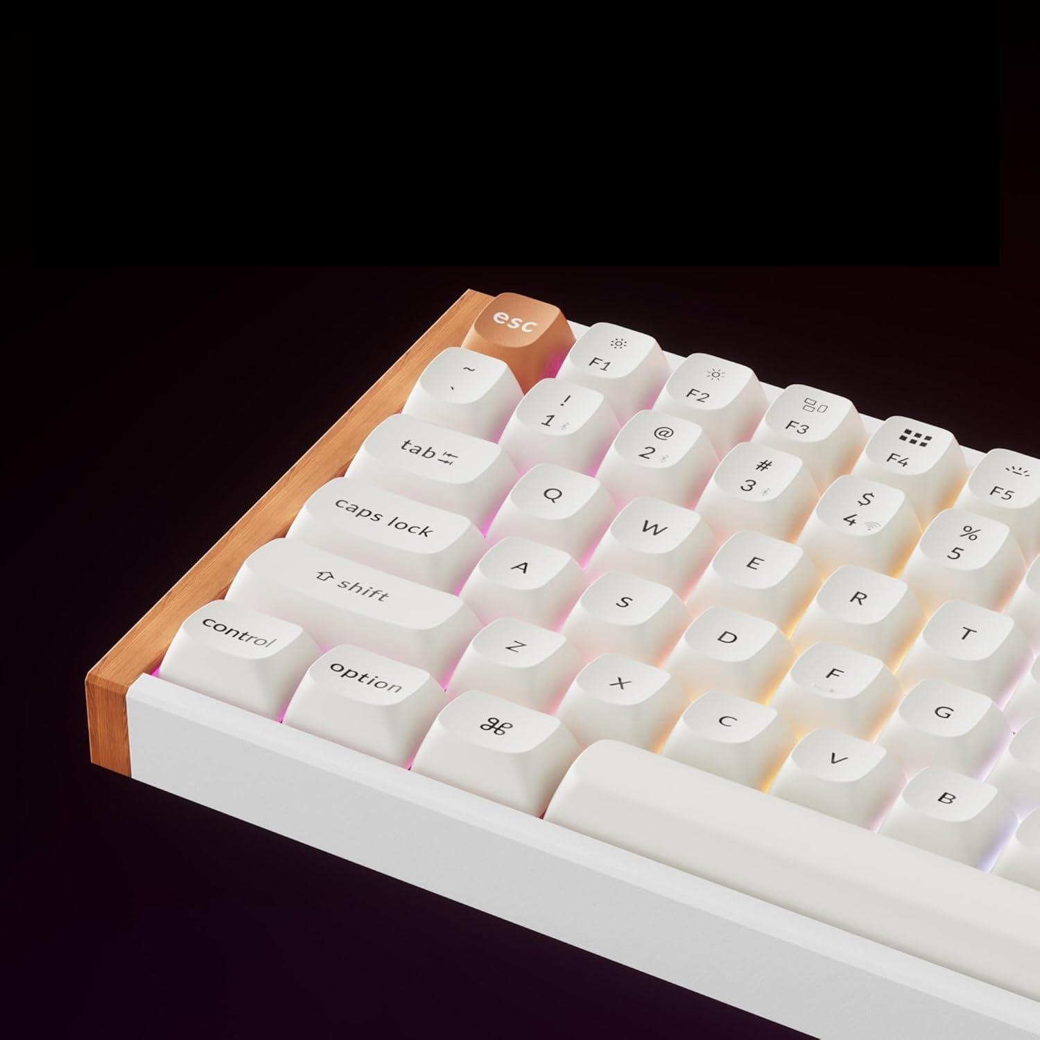 Zbliżenie białej klawiatury mechanicznej z drewnianymi akcentami.