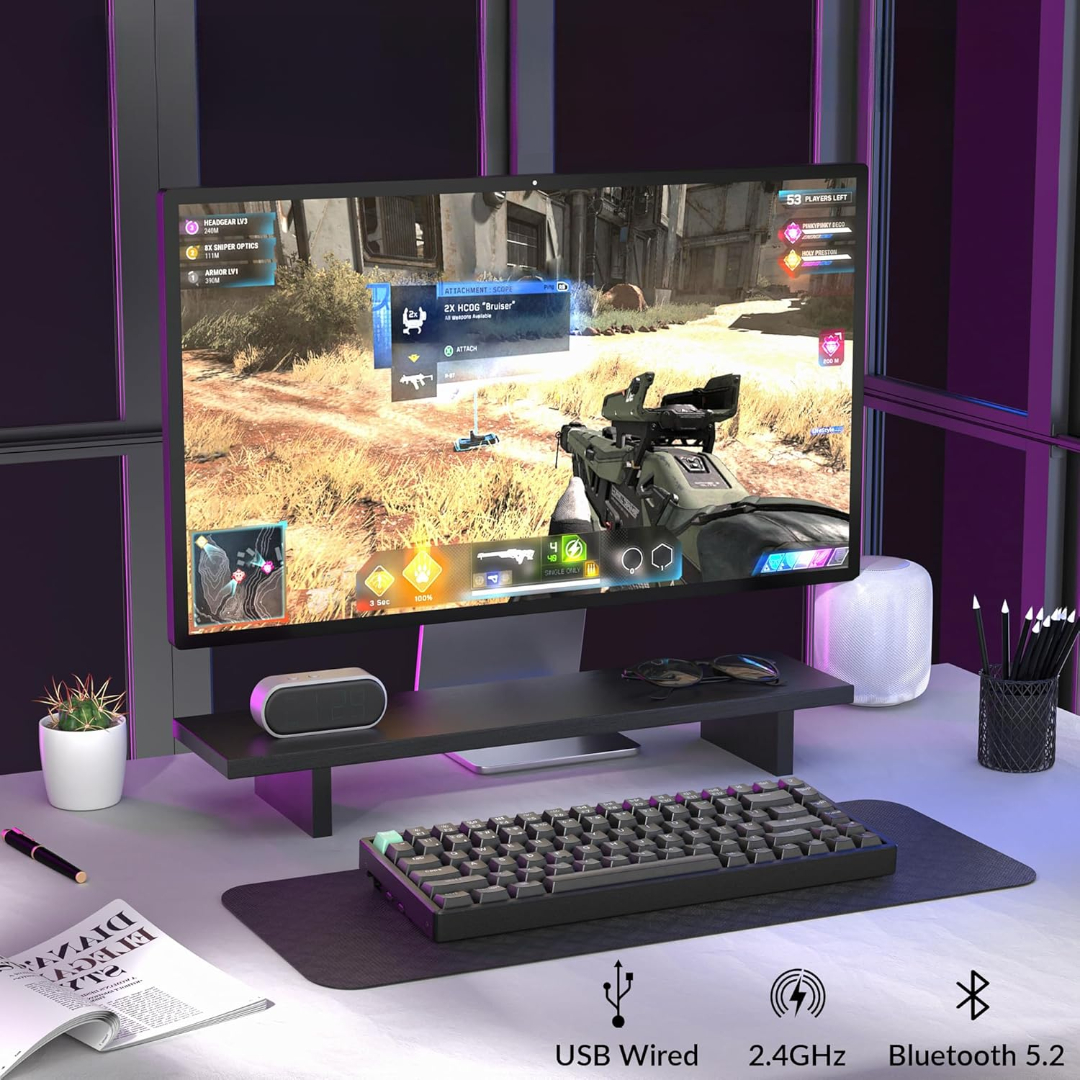 Konfiguracja do gier z monitorem, klawiaturą i głośnikiem.