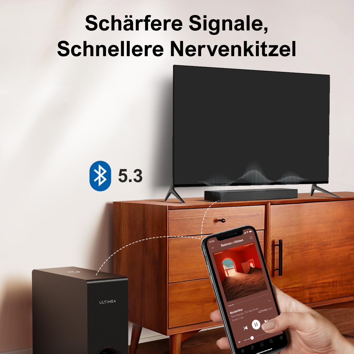 Eine Person hält ein Telefon mit Musik, mit Soundbar, Subwoofer und TV auf einem Schrank.