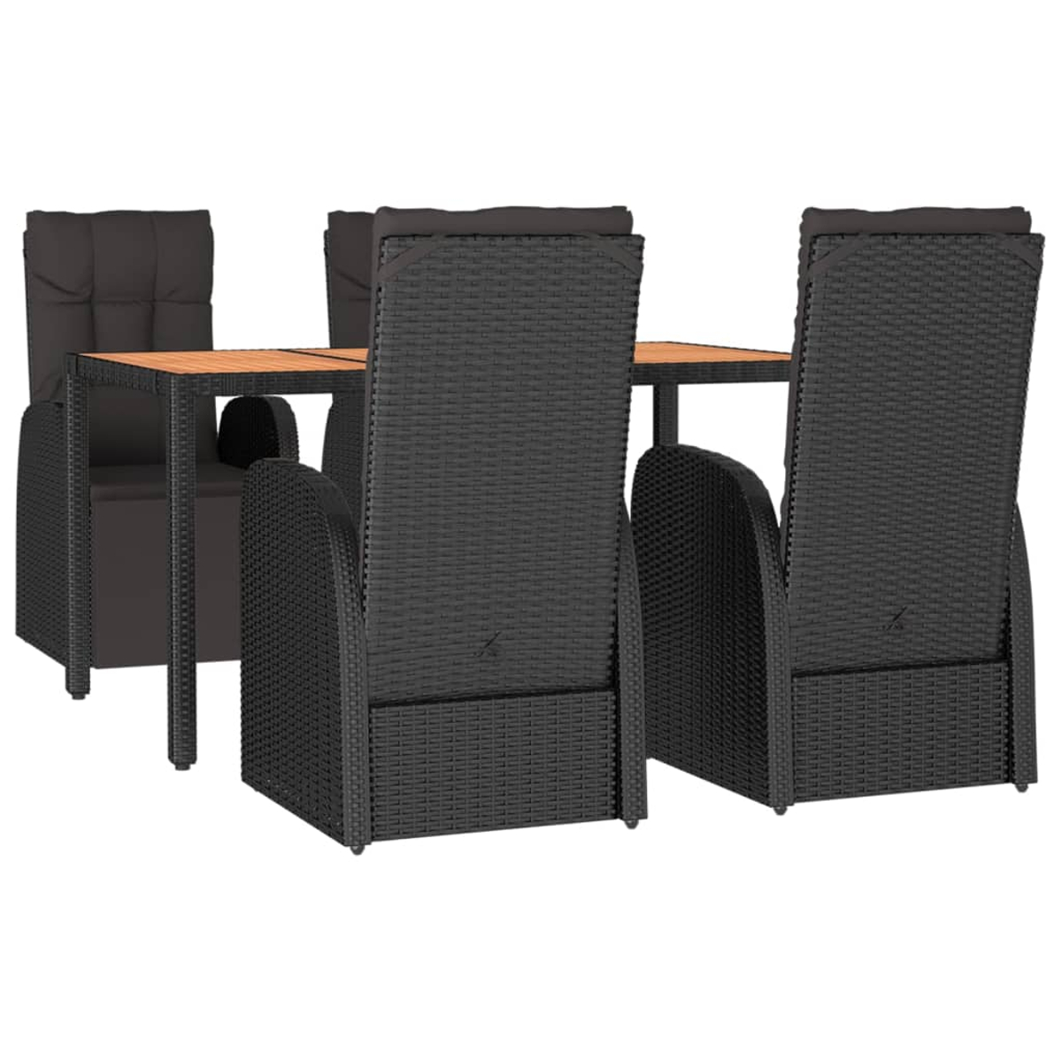 Vier schwarze Korbstühle mit Kissen um einen Holztisch. Weißer Hintergrund.