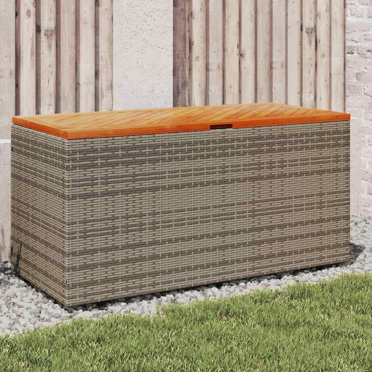 Wicker-Aufbewahrungsbox mit Holzplatte auf Kies und Gras.