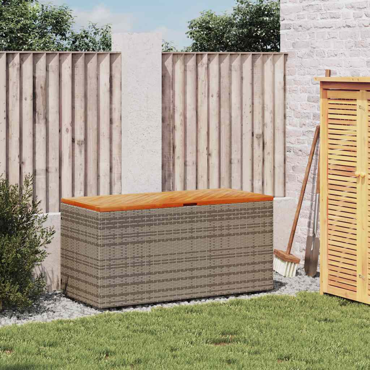 Eine Aufbewahrungsbox aus gewebtem Material mit einer Holzplatte. Die Box steht auf einem grünen Rasen.