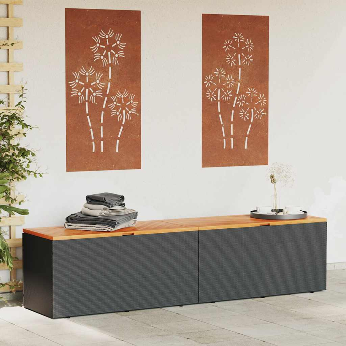 Lange Aufbewahrungsbox mit Holzplatte und grauen Seiten. Bambus-Kunst an der Wand.