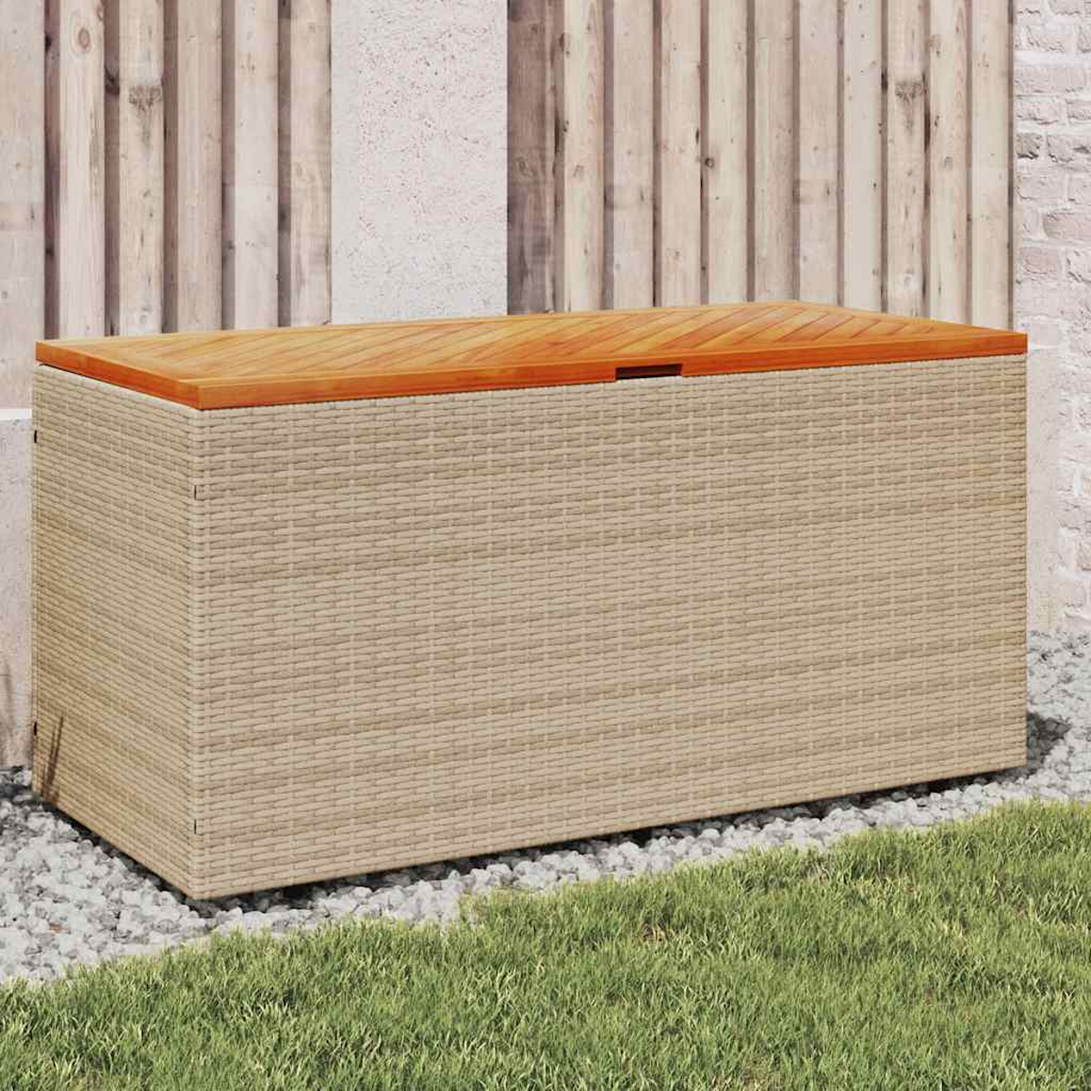 Beige Aufbewahrungsbox mit Holzdeckel, auf Kies und Gras, mit Holzzaun.