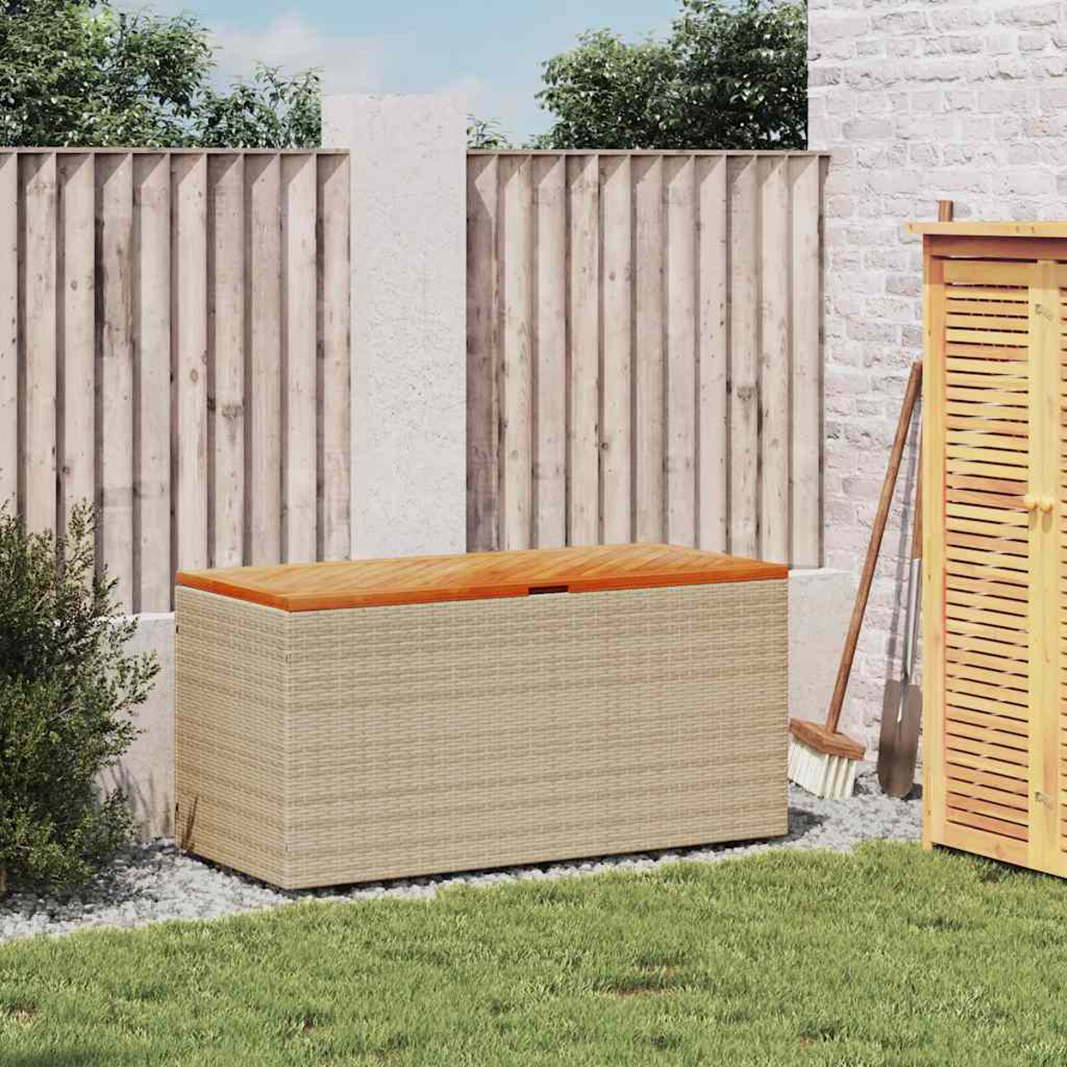 Gewebte Aufbewahrungsbox mit Holzdeckel. Die Box ist rechteckig und steht auf einem Rasen. Besen und Schaufel liegen daneben.