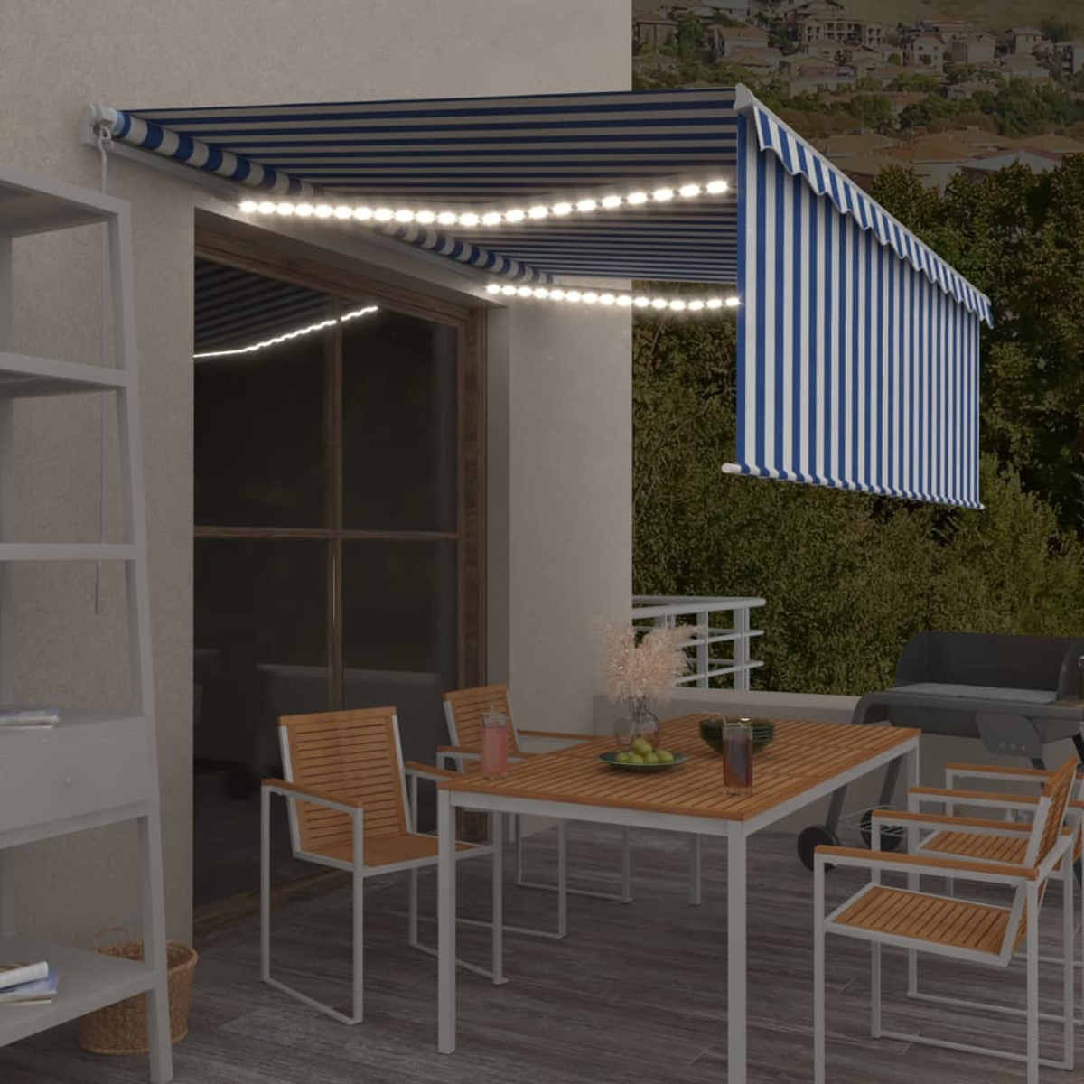 Blau-weiß gestreifte Markise mit Lichterketten über Tisch und Stühlen auf einem Balkon.
