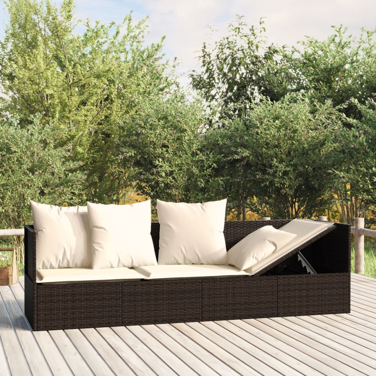 Dunkelbraunes Rattan-Sofa mit cremefarbenen Kissen. Ein Abschnitt ist offen und zeigt Stauraum.