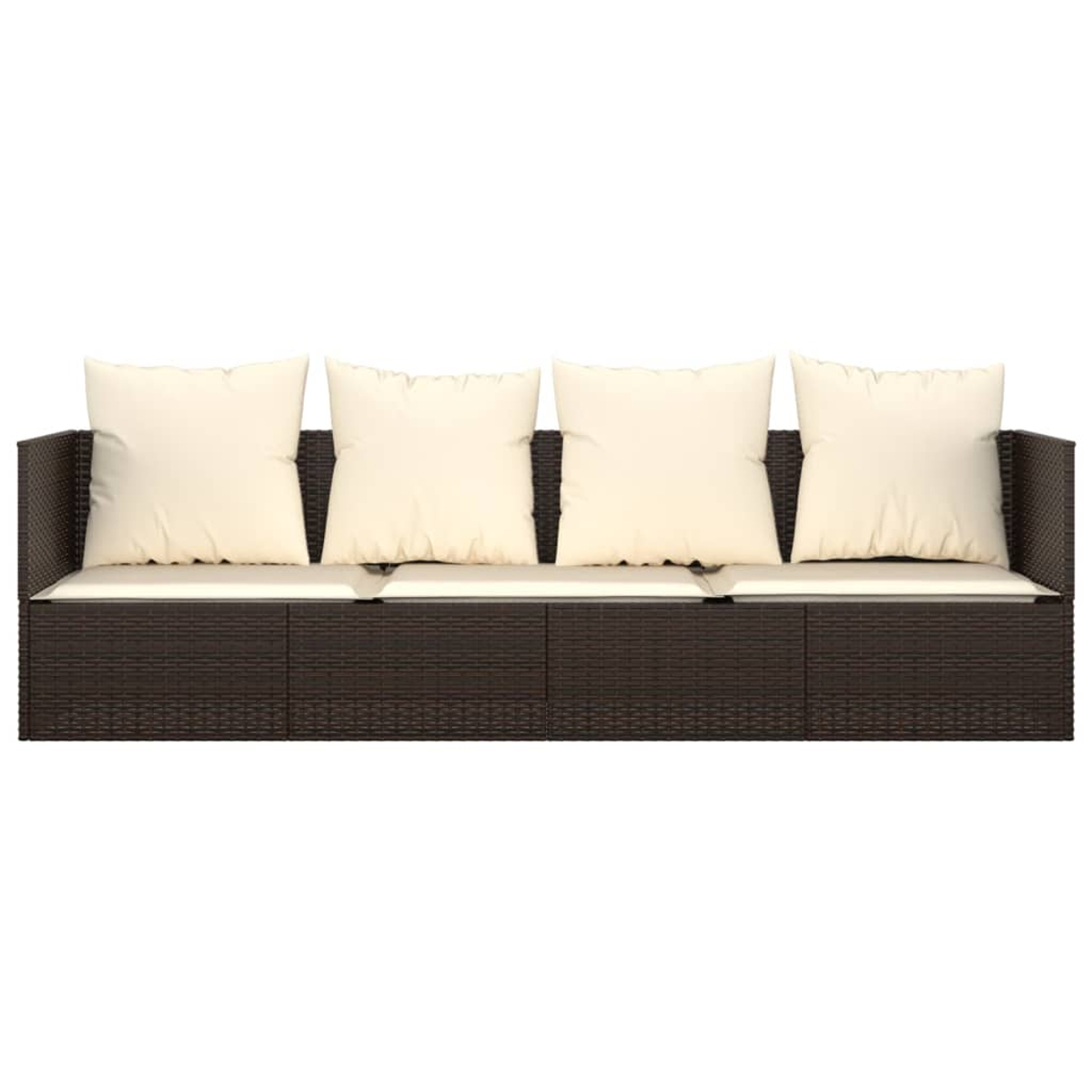 Braunes Outdoor-Sofa aus Korbgeflecht mit cremefarbenen Kissen. Die Couch wird von vorne betrachtet.