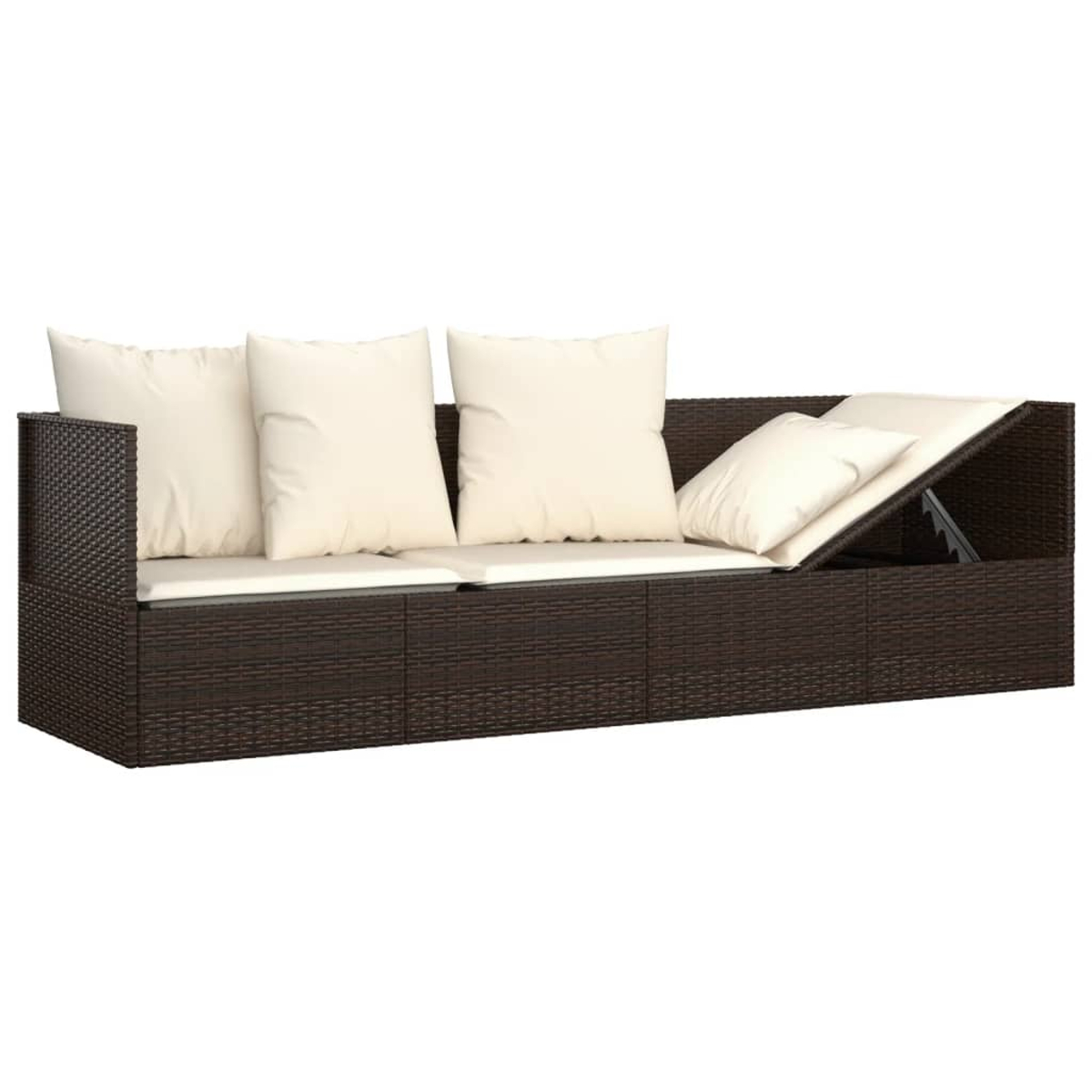 Braunes Weiden-Outdoor-Sofa mit drei cremefarbenen Kissen auf dem Rücken und einem hochgeklappten Abschnitt.