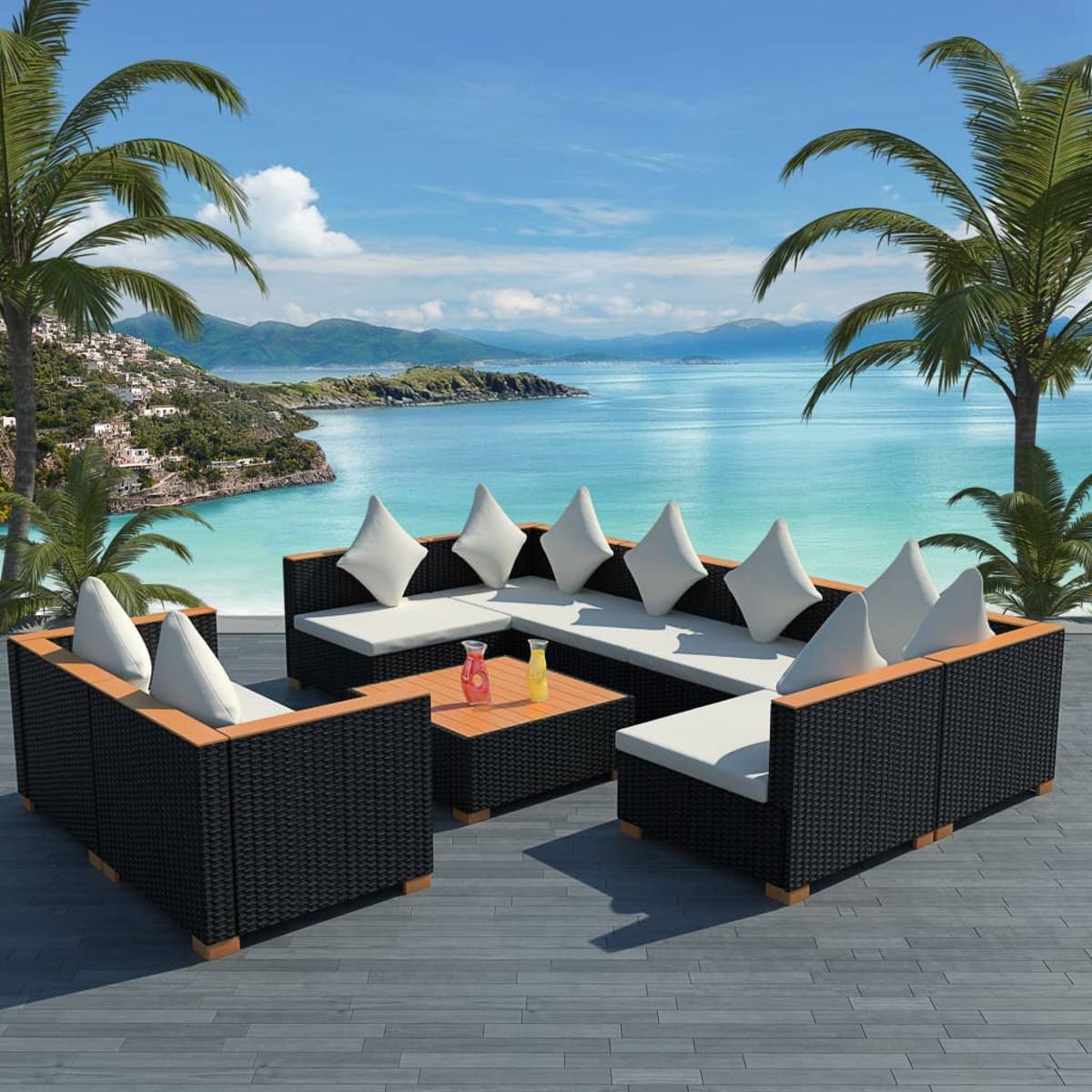 Geflochtenes Gartenmöbel-Set. L-förmiges Sofa, Couchtisch, weiße Kissen, Ozean und Himmel im Hintergrund.