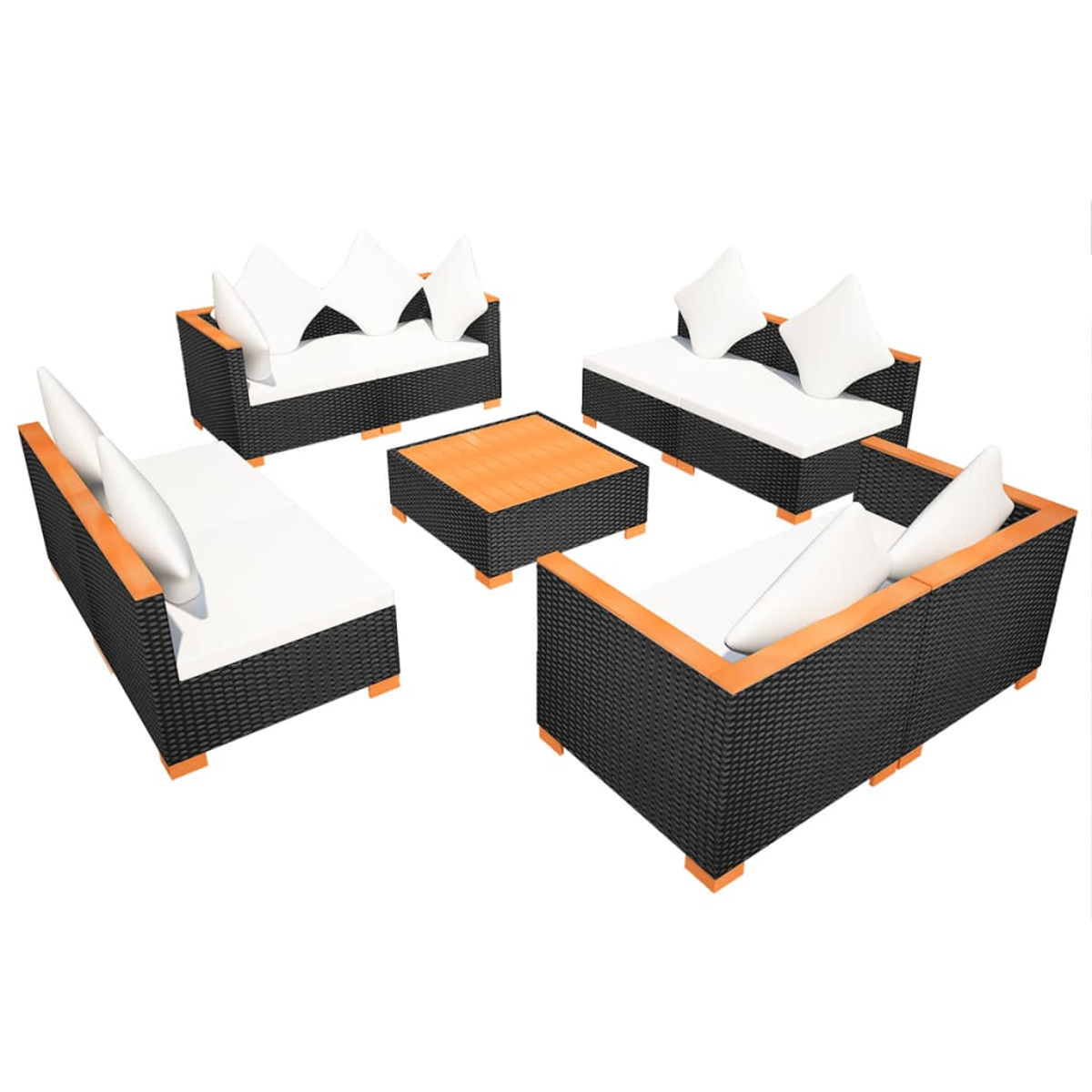 Gartenmöbel-Set mit schwarzem Korbgeflecht und Holzakzenten. Weiße Kissen sind vorhanden.
