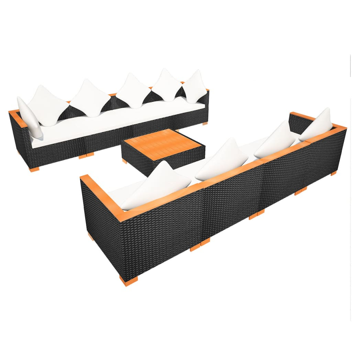 Geflochtenes Gartenmöbel-Set. Enthält eine Couch, zwei Sofas und einen Couchtisch. Weiße Kissen.