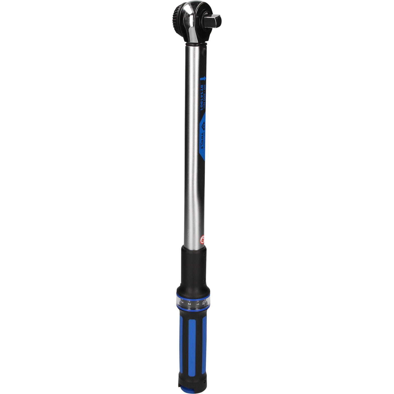 Llave dinamométrica plateada y azul sobre fondo blanco. De pie.