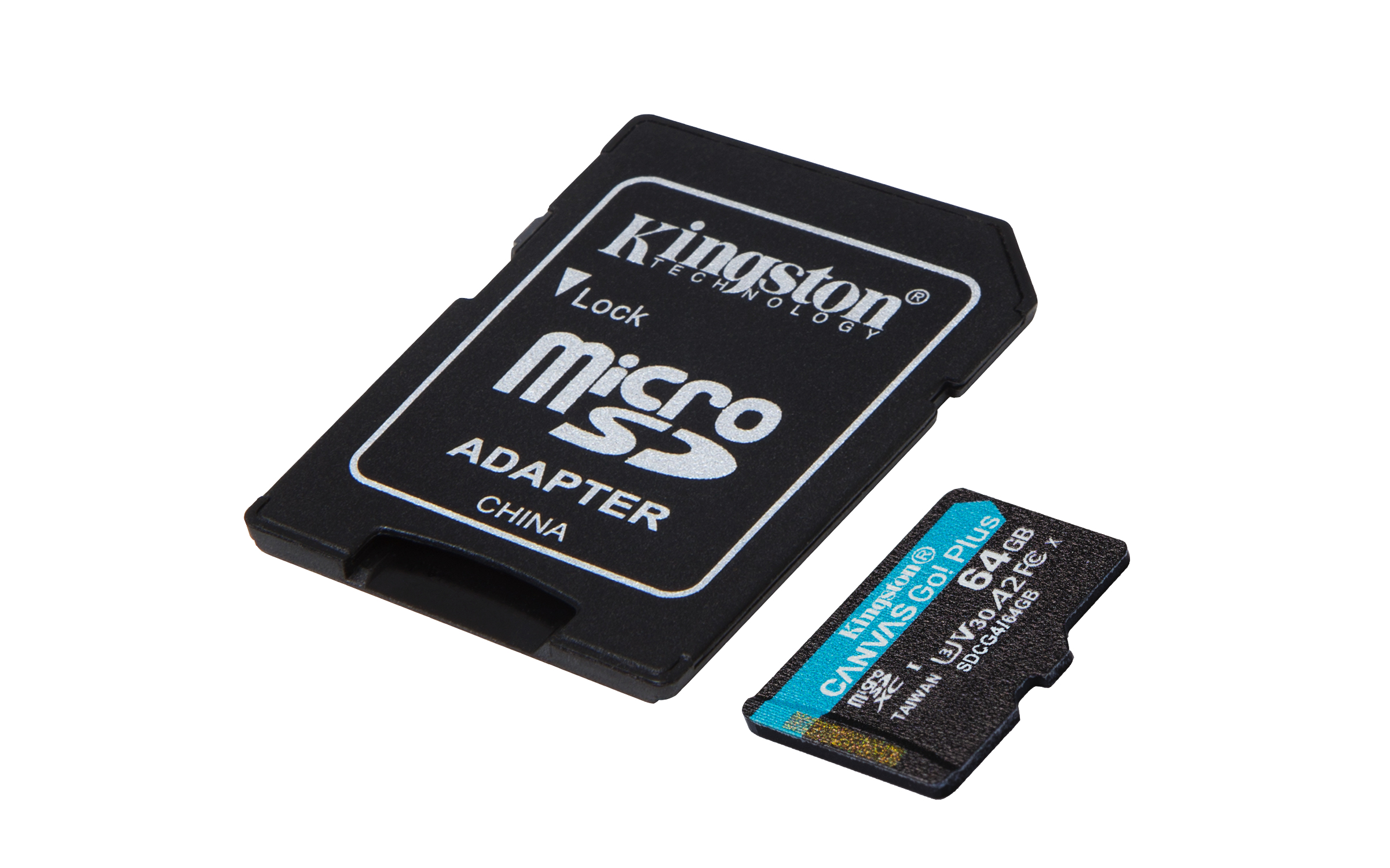 Schwarzer SD-Kartenadapter und eine kleinere Micro-SD-Karte. Beide auf weißem Untergrund.