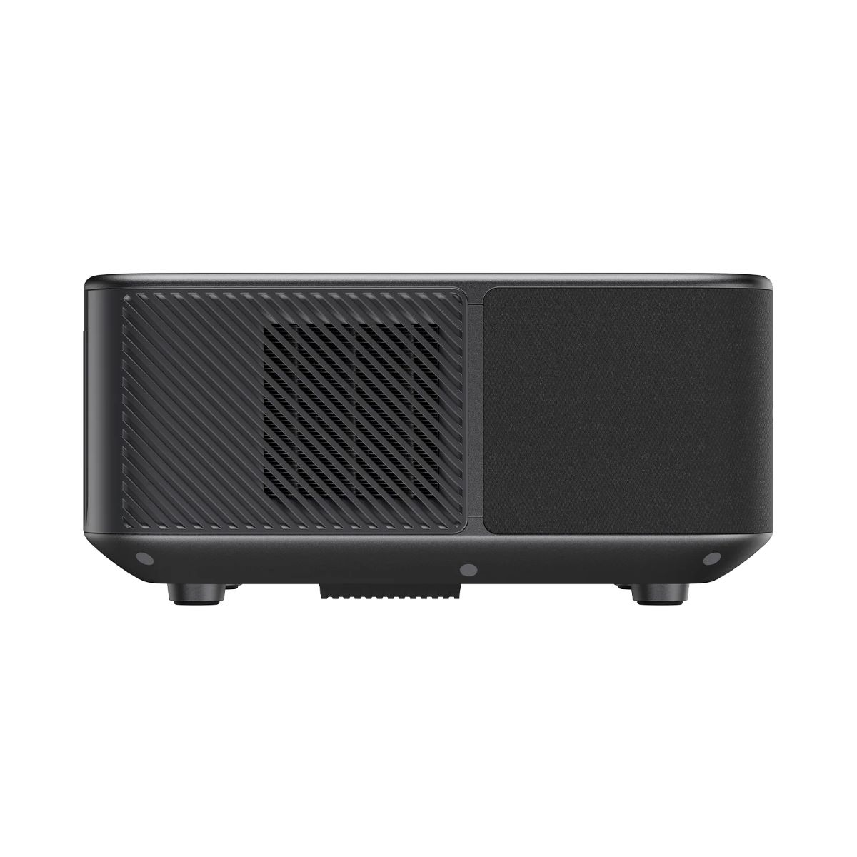 Czarny projektor na białej powierzchni. Ma czarny panel i bok z wentylatorowym wzorem.