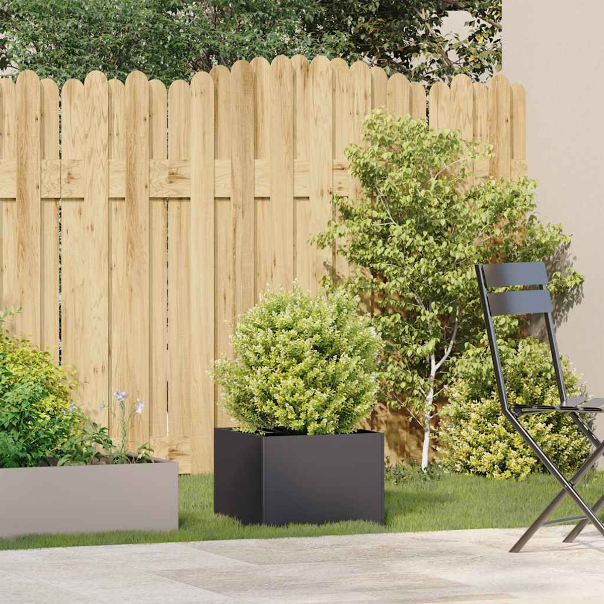 Un cortile con una recinzione in legno, piante e una sedia. Una fioriera nera è centrata.