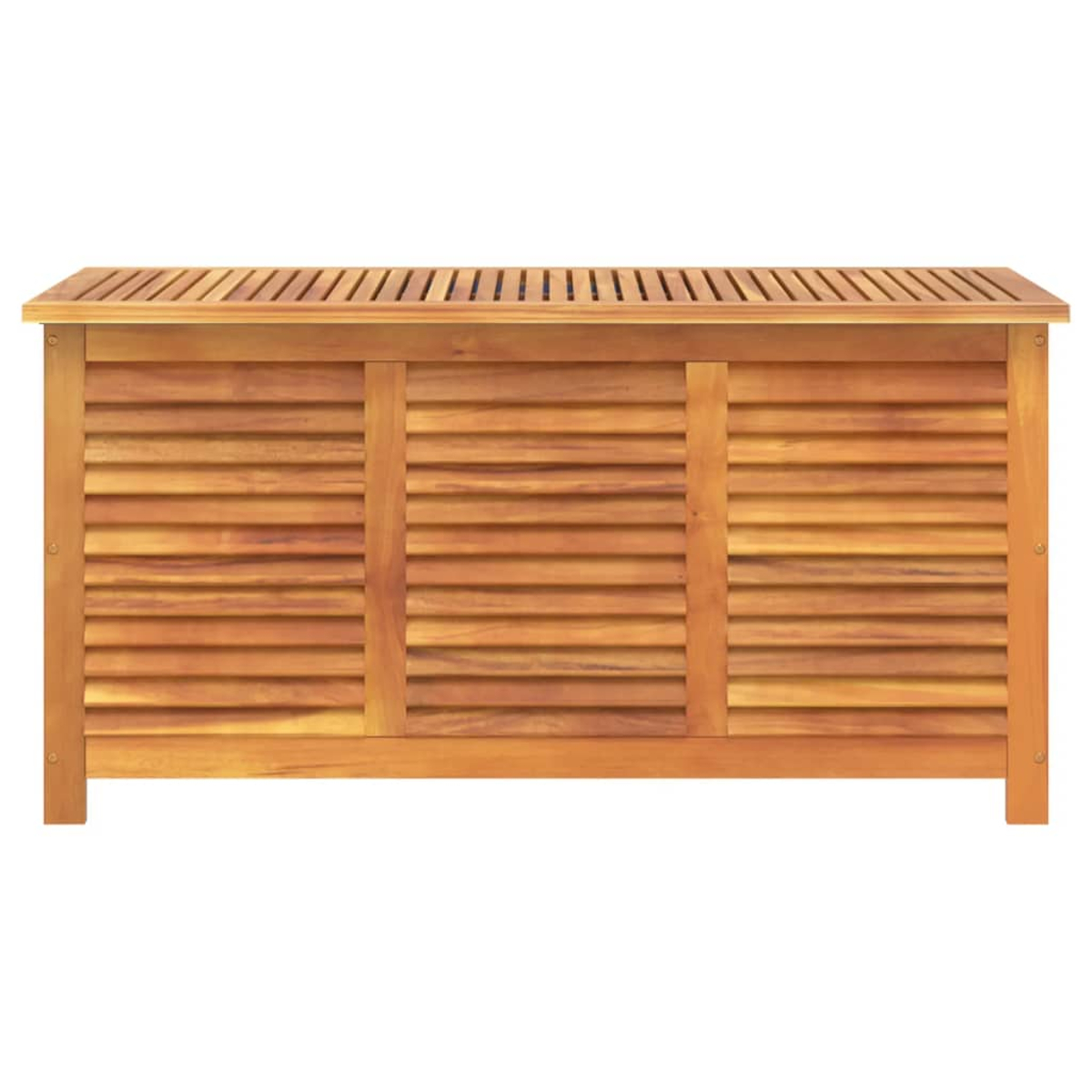 Holztruhe mit Lamellen-Design. Isoliert auf weißem Hintergrund.
