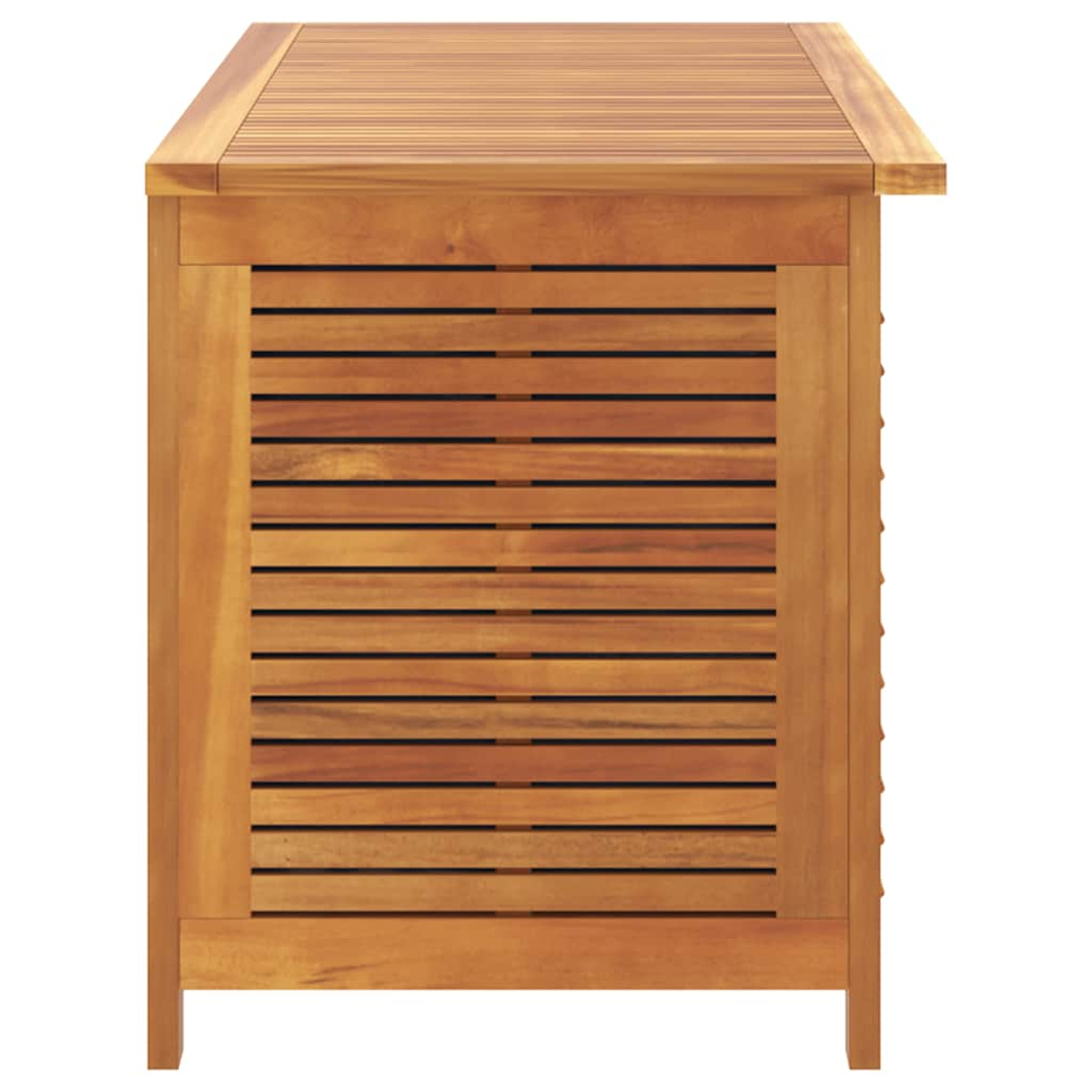 Holztruhe mit Lamellen-Design. Isoliert auf weißem Hintergrund.